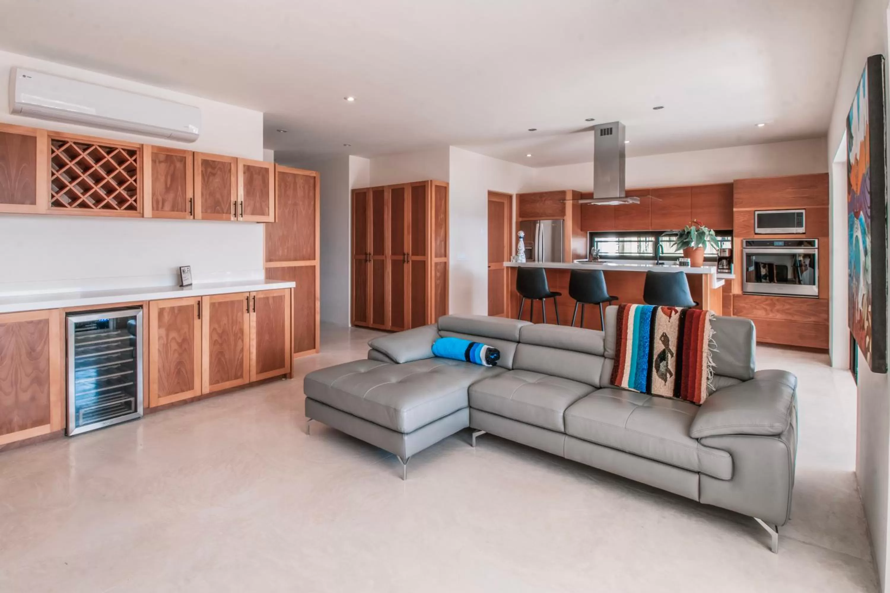 Kitchen or kitchenette, Seating Area in Cerritos Surf Residences