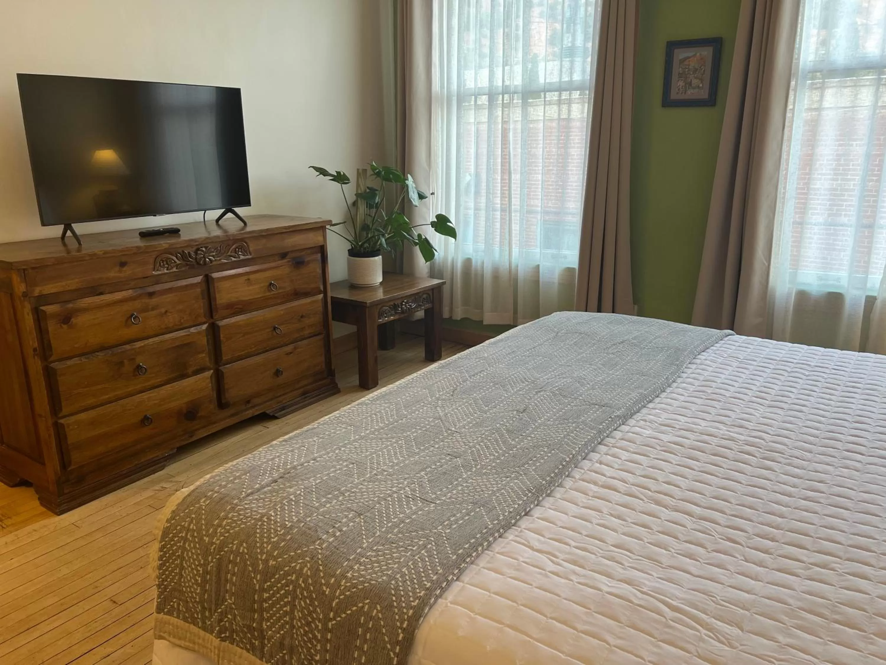 TV and multimedia, Bed in Canyon Rose Suites