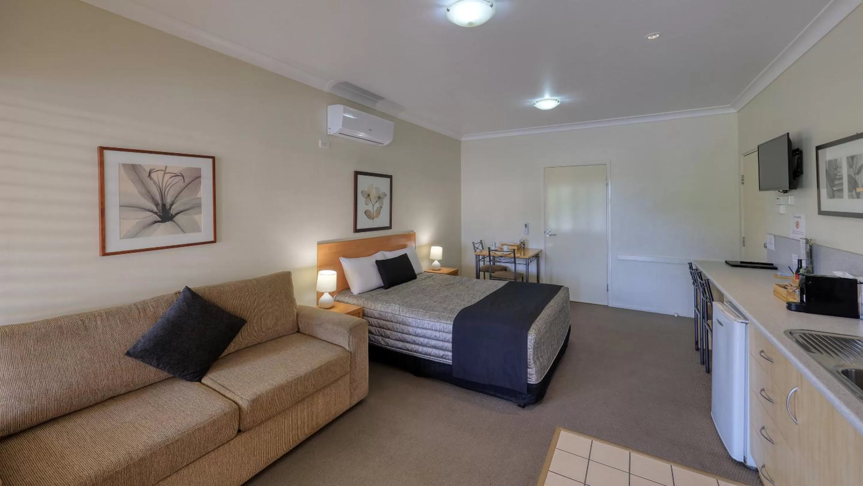 Bed in Country Roads Motor Inn