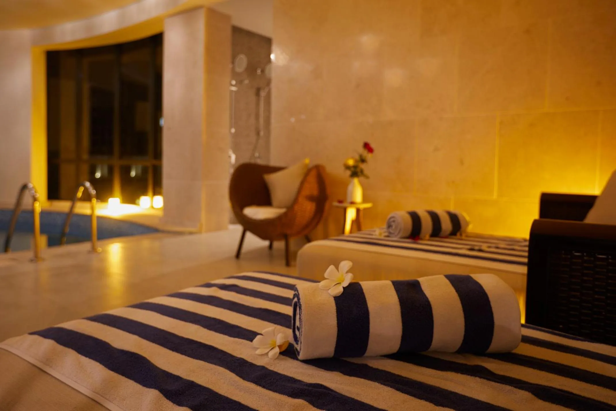 Swimming pool, Bed in Millennium Resort Salalah