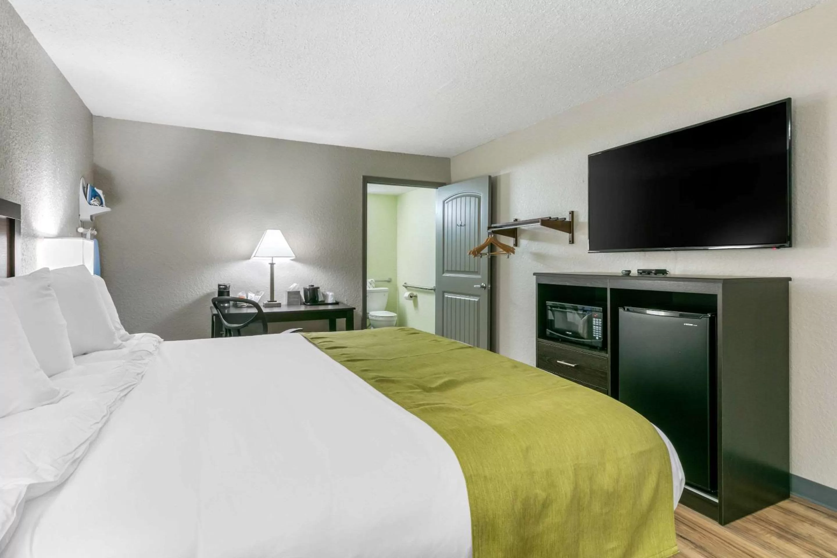 Photo of the whole room, Bed in Rodeway Inn Kingston Springs