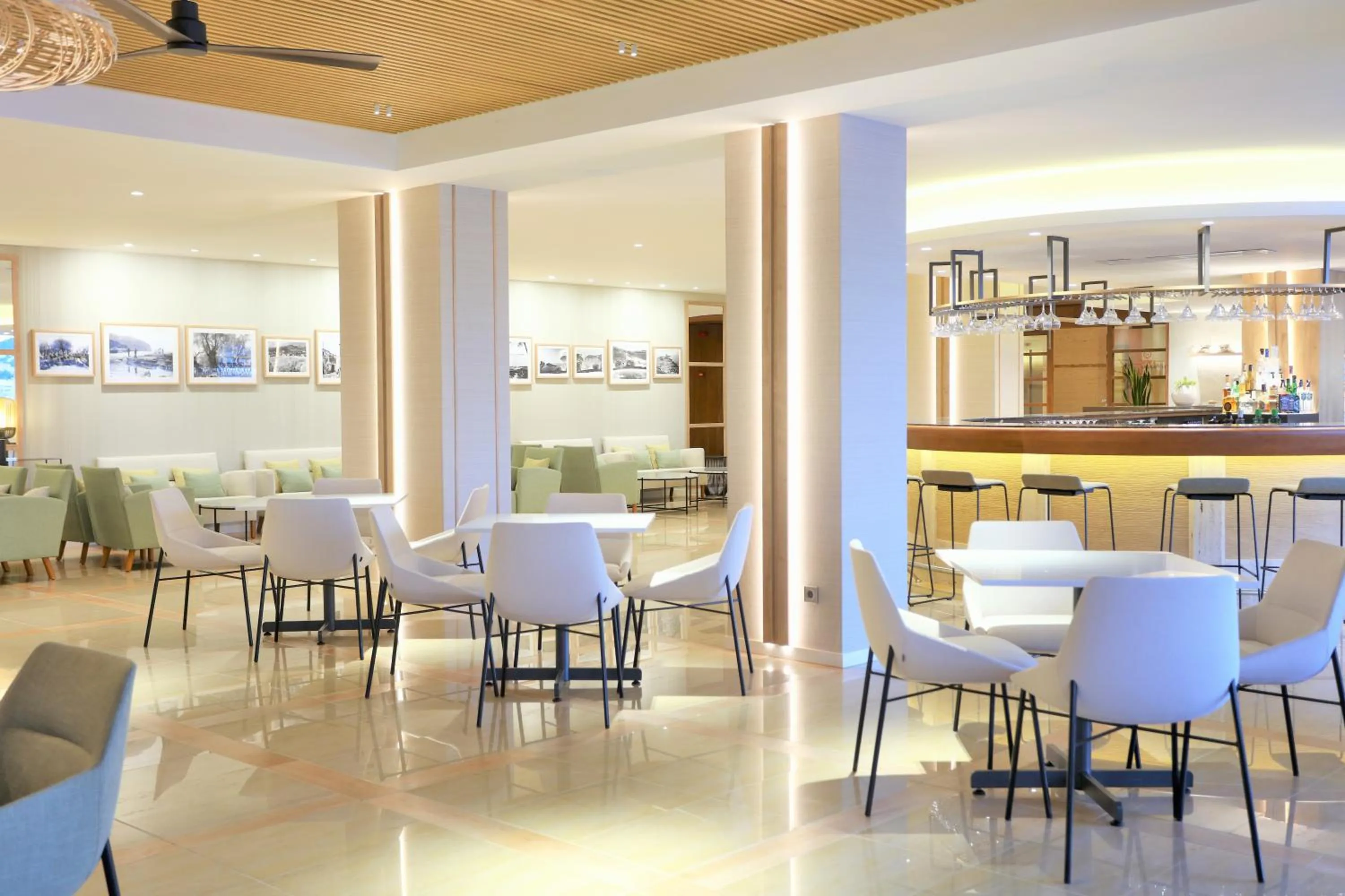 Lounge or bar in Iberostar Selection Jardín del Sol Suites - Adults Only