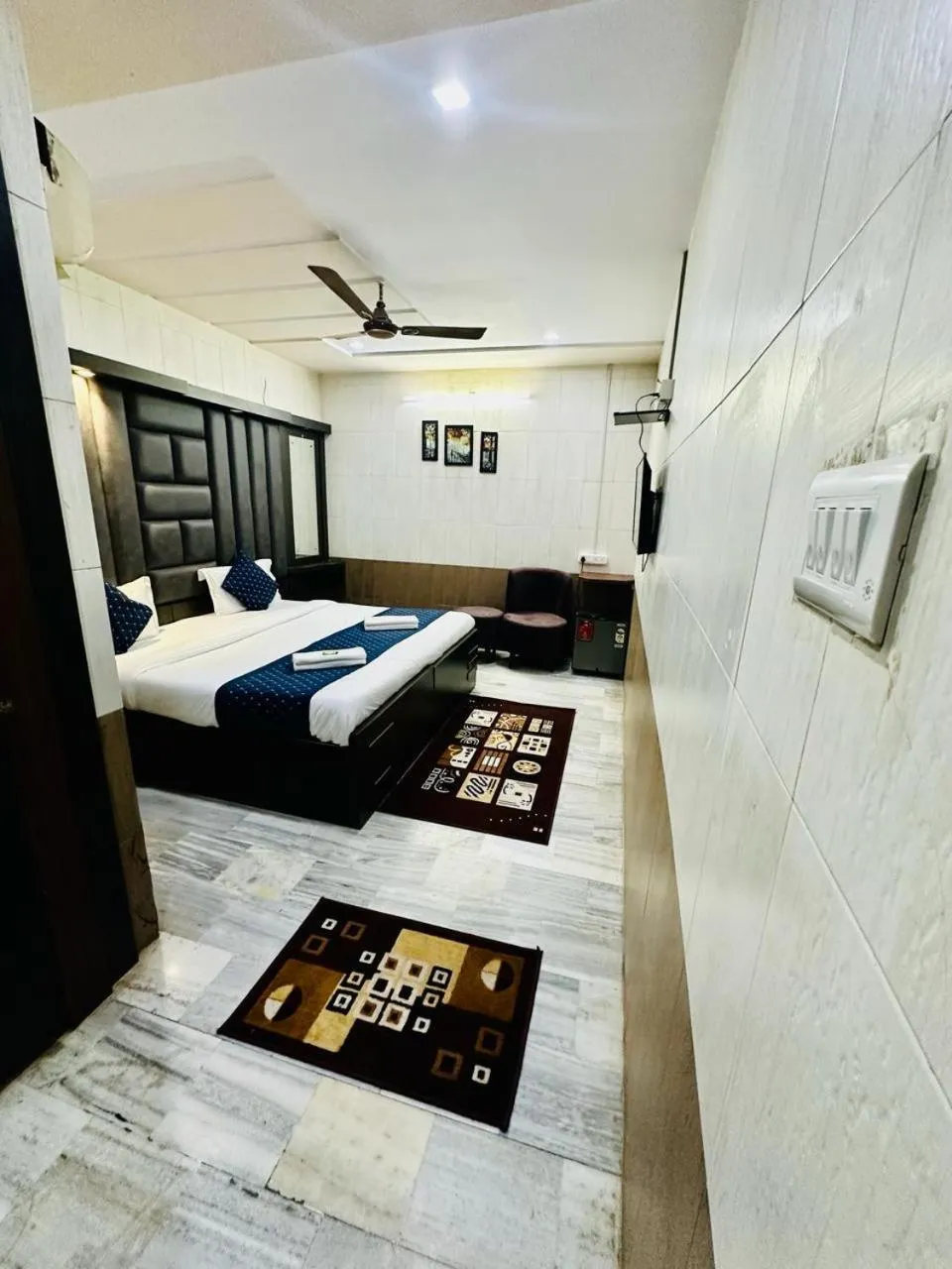 Photo of the whole room, Bed in Hotel Sheela, 100m from Taj Mahal