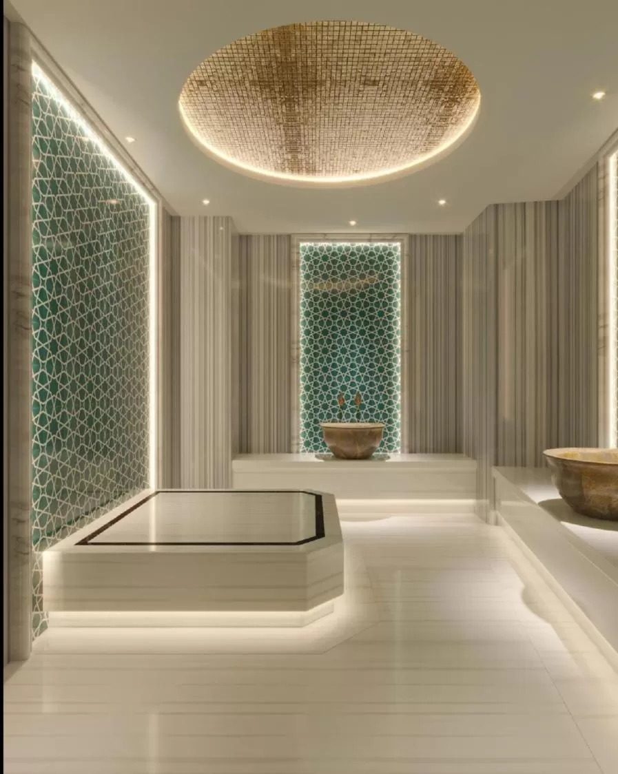 Hot Tub, Spa/Wellness in Golden Royal Hotel