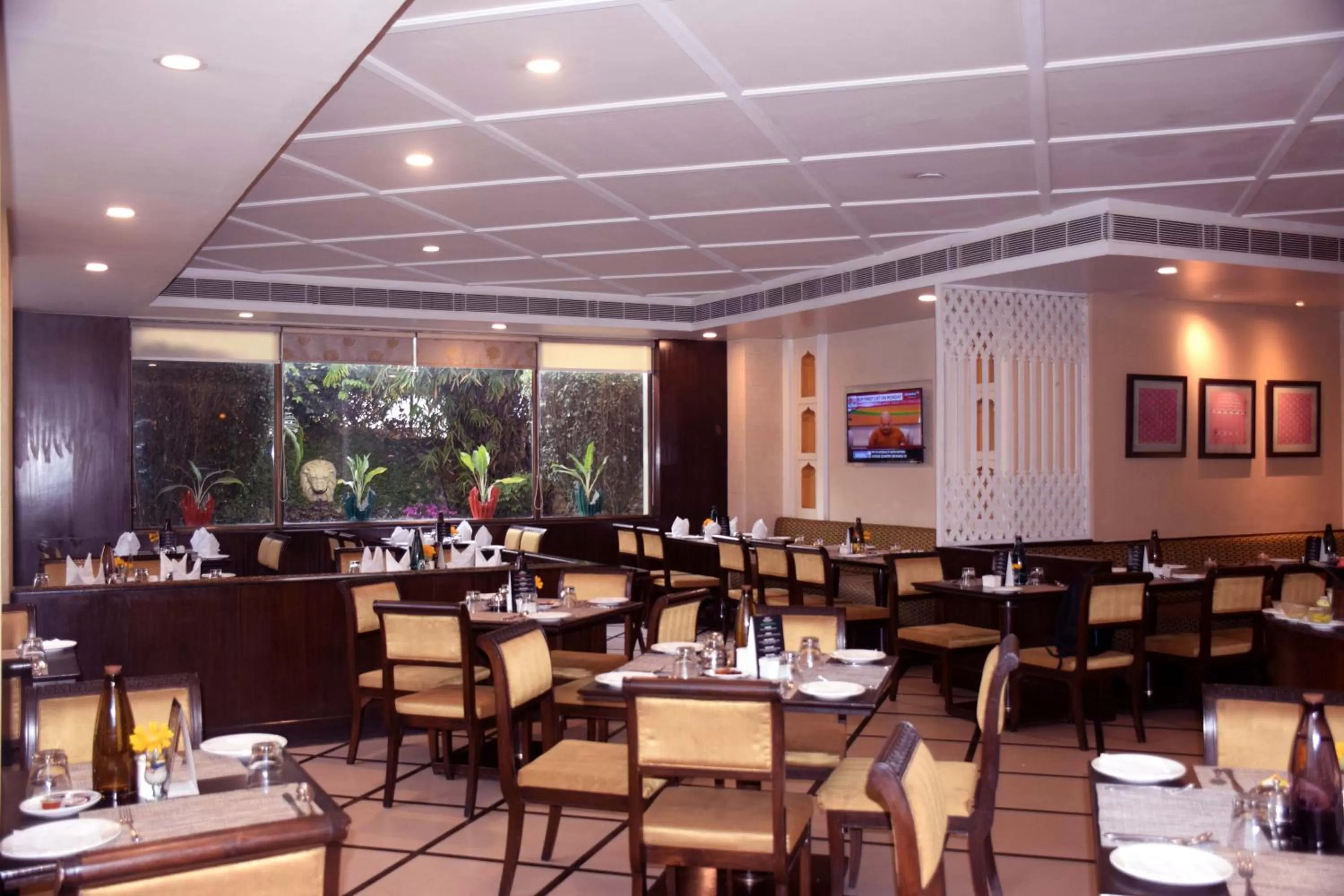 Restaurant/places to eat in La Place Sarovar Portico