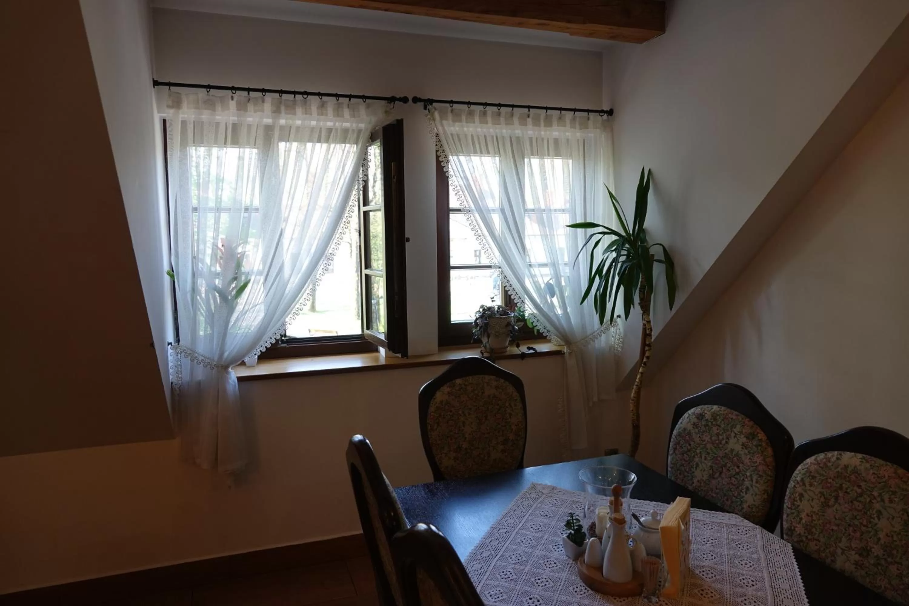 Restaurant/places to eat in Gościniec Dworski w Ropie - Pokoje gościnne