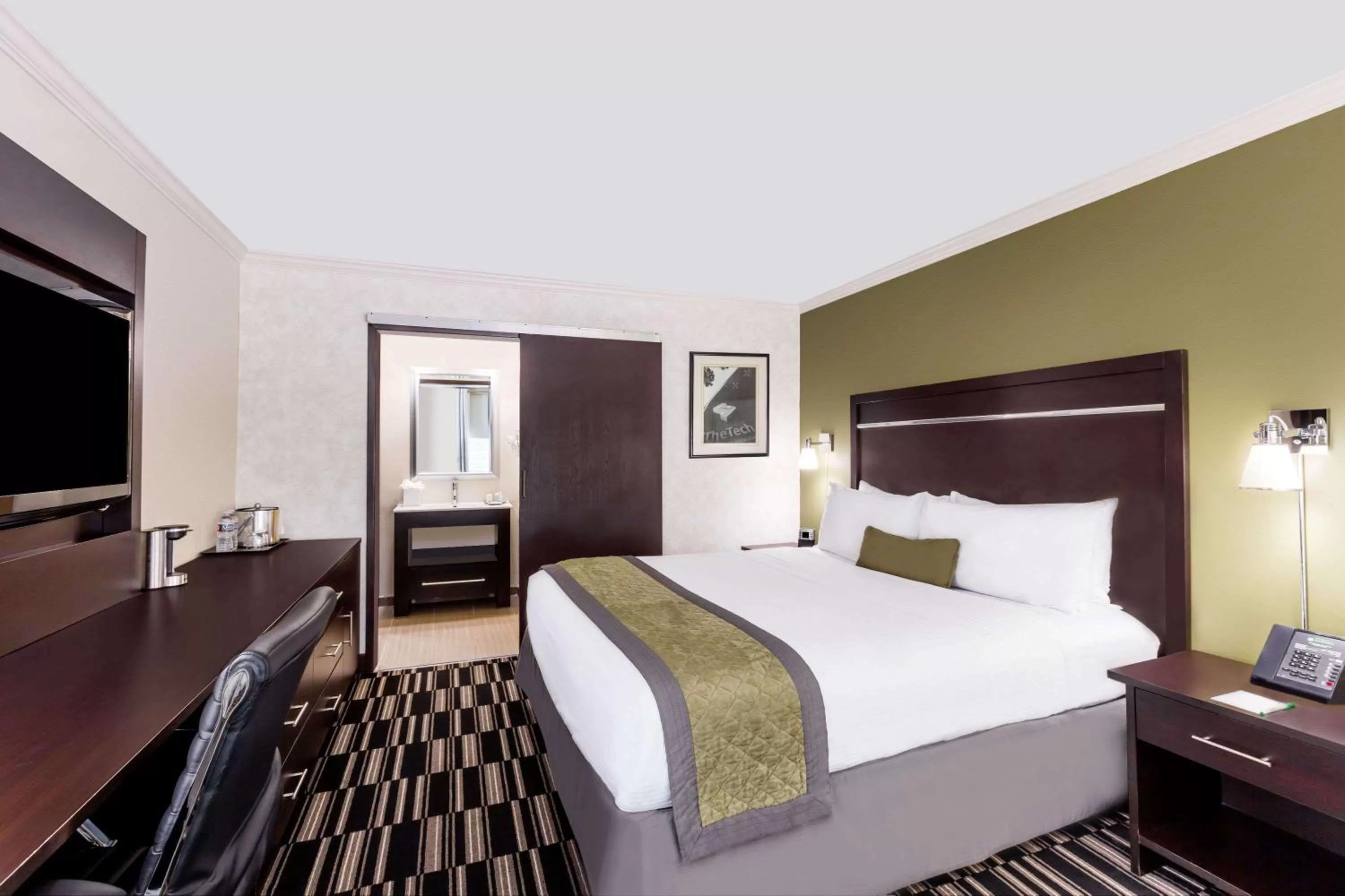 Photo of the whole room, Bed in Uptown Oasis San Jose Airport & Silicon Valley