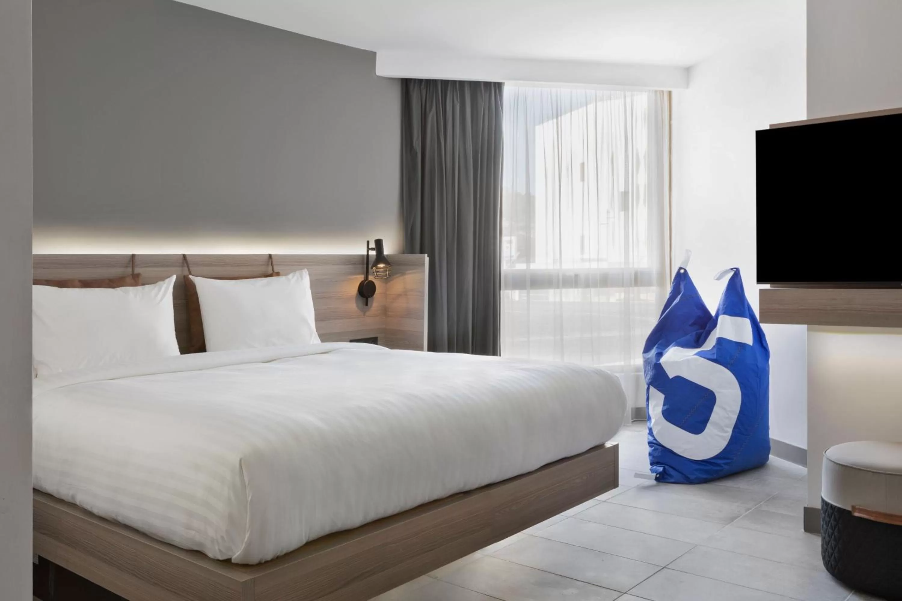 Photo of the whole room, Bed in Moxy La Ciotat