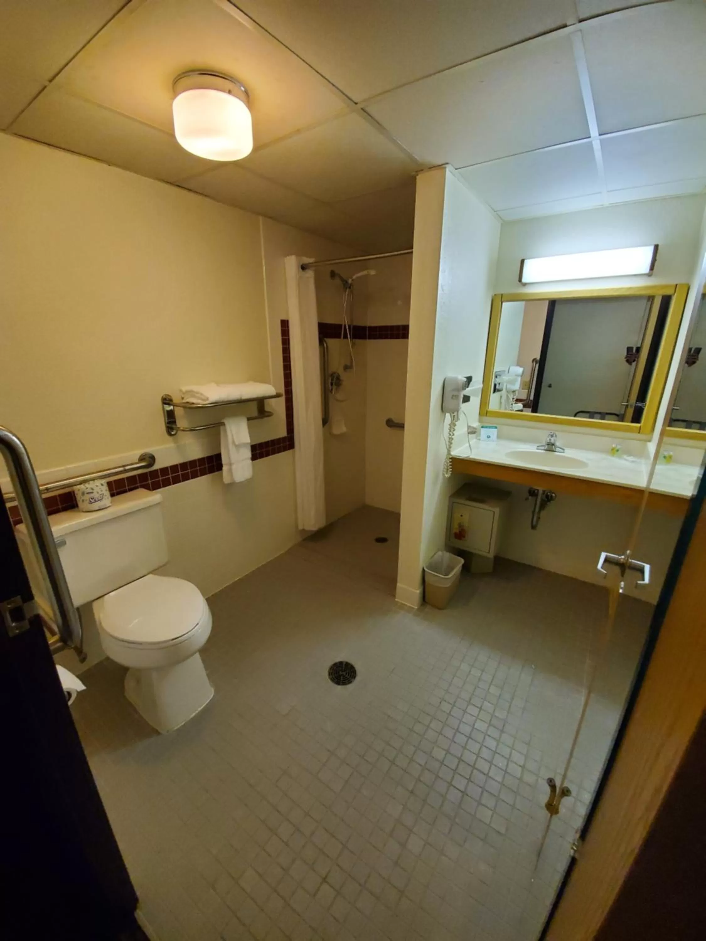 Shower in Boarders Inn and Suites by Cobblestone Hotels - Ripon