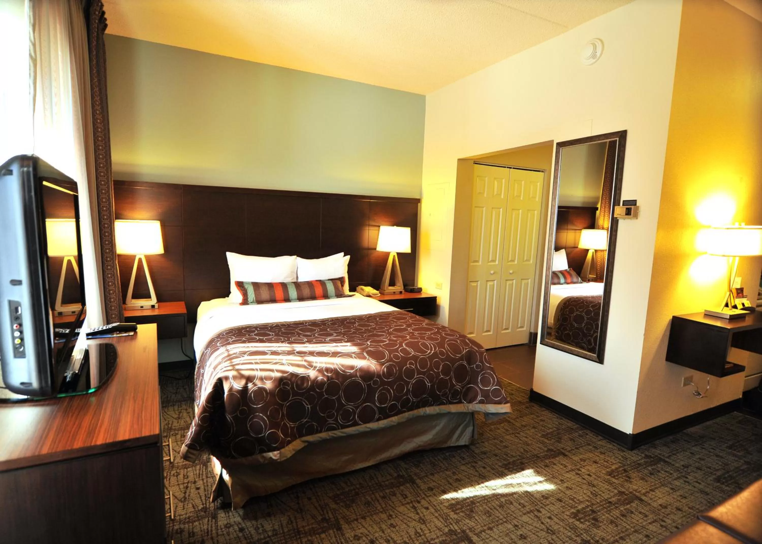 Day, Bed in Staybridge Suites Chicago-Oakbrook Terrace by IHG