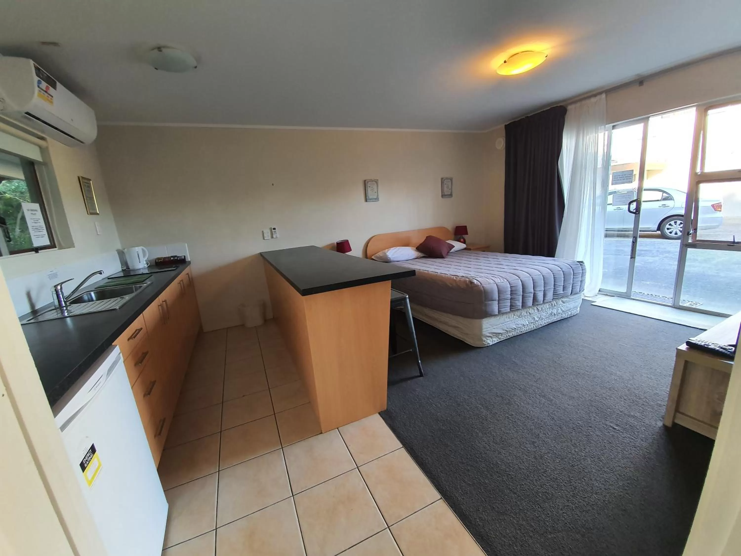 Photo of the whole room, Bed in Ocean Inn Motel