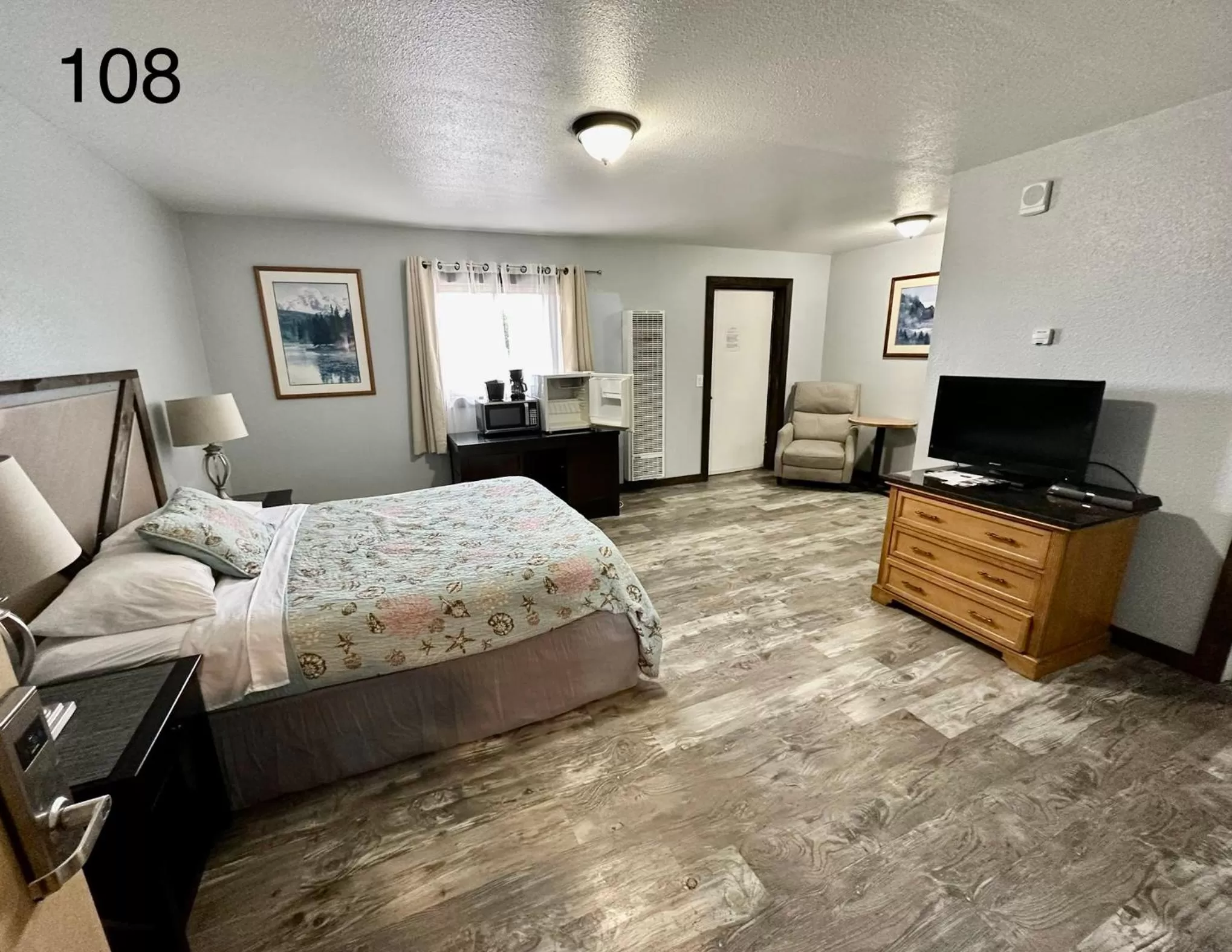 Family Room with Private Bathroom in Alaska Angler's Inn