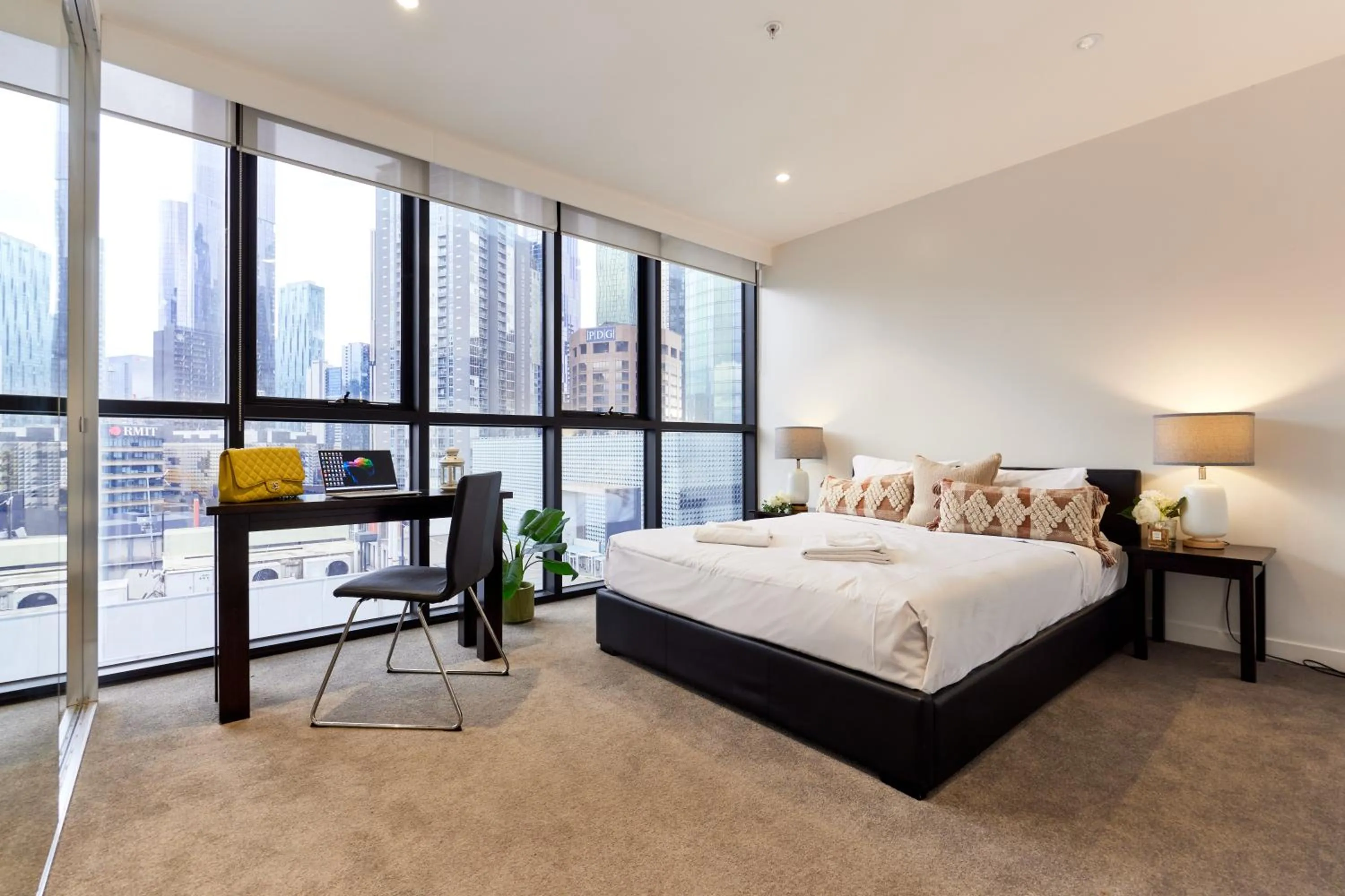 Photo of the whole room, Bed in Arrow on Swanston