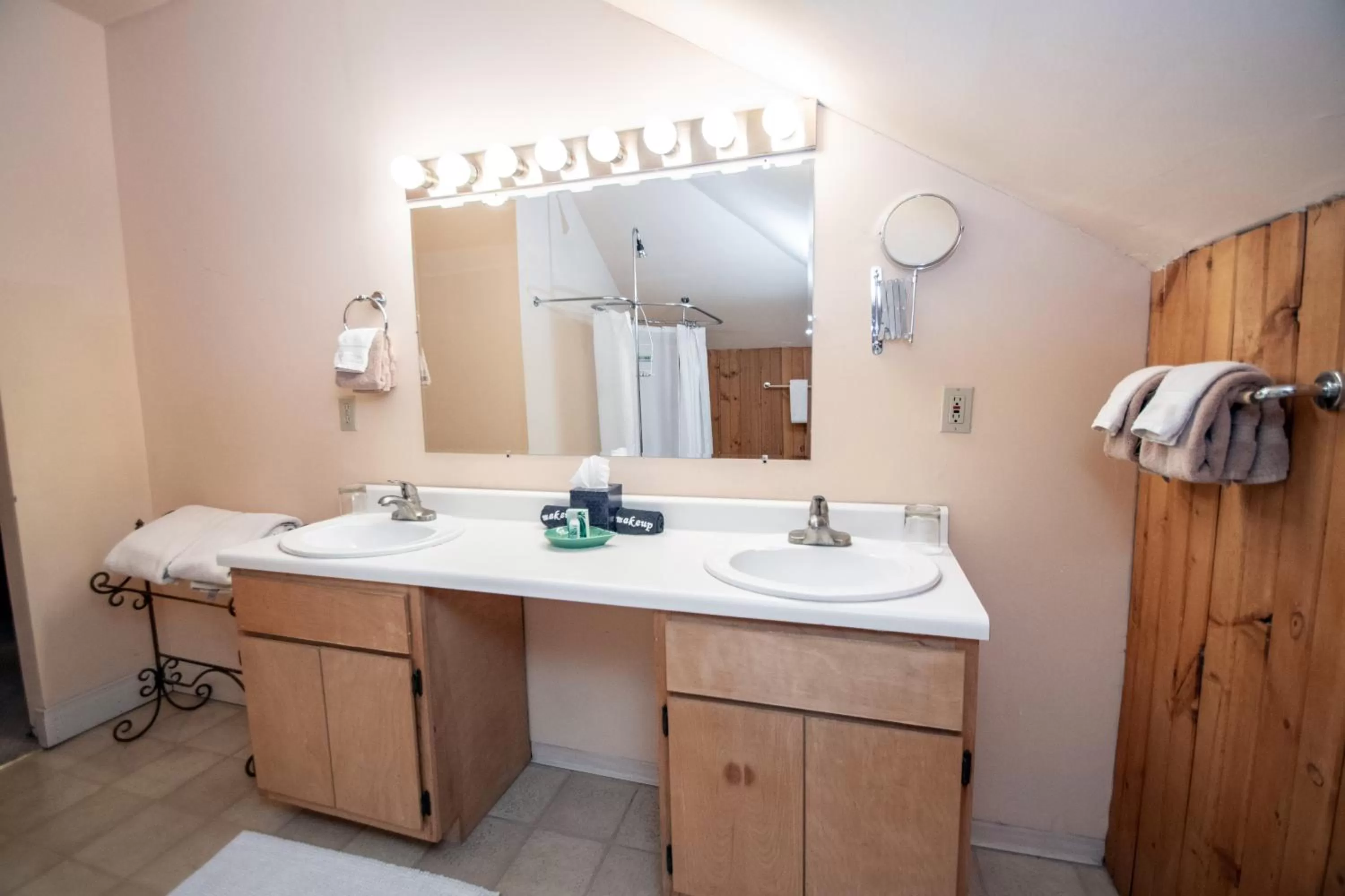 Bathroom in Looking Glass Inn