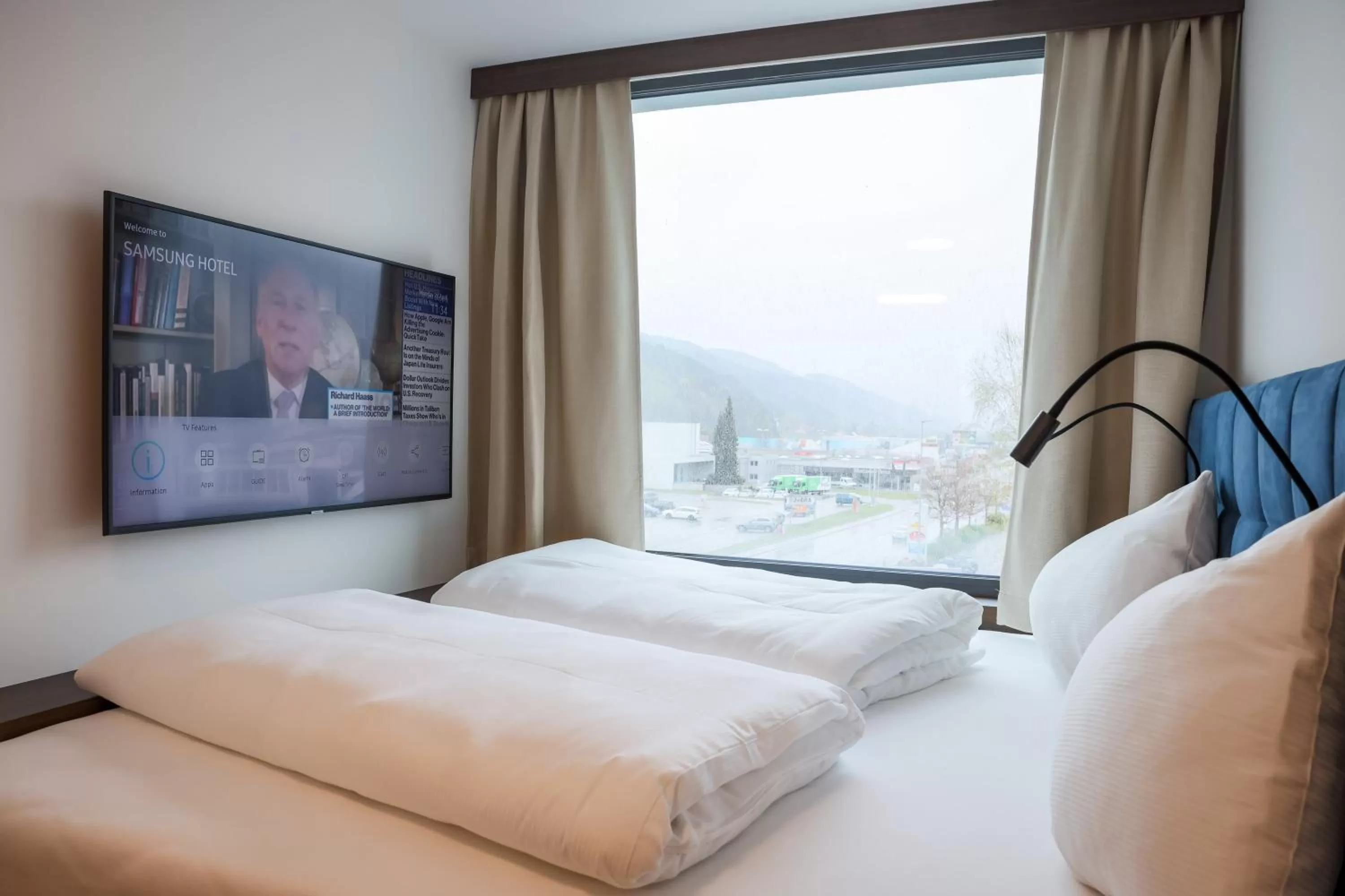 Bed, Mountain View in On The Way 24 - Sauna & Golfsimulator inklusive