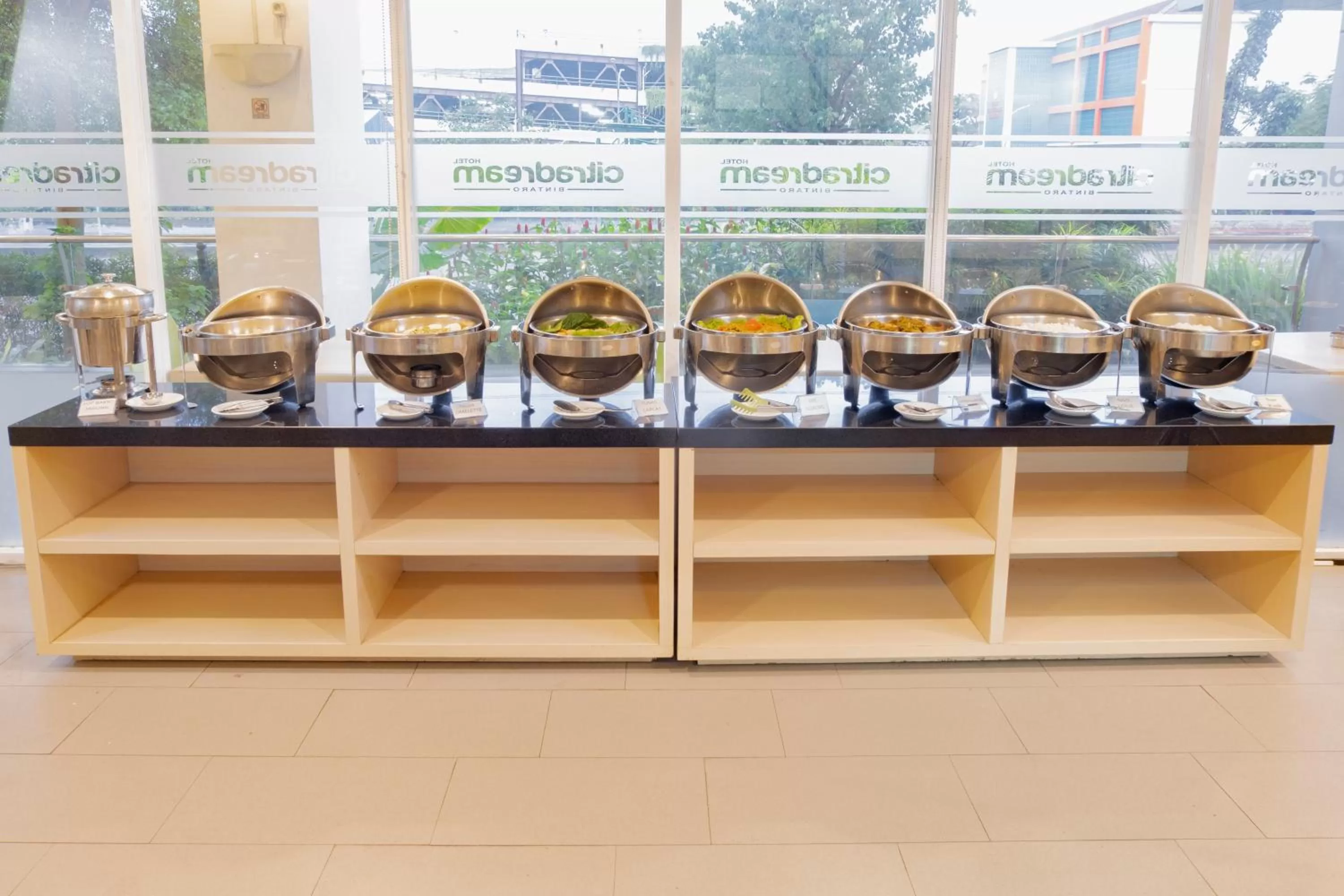 Restaurant/places to eat in Hotel Citradream Bintaro