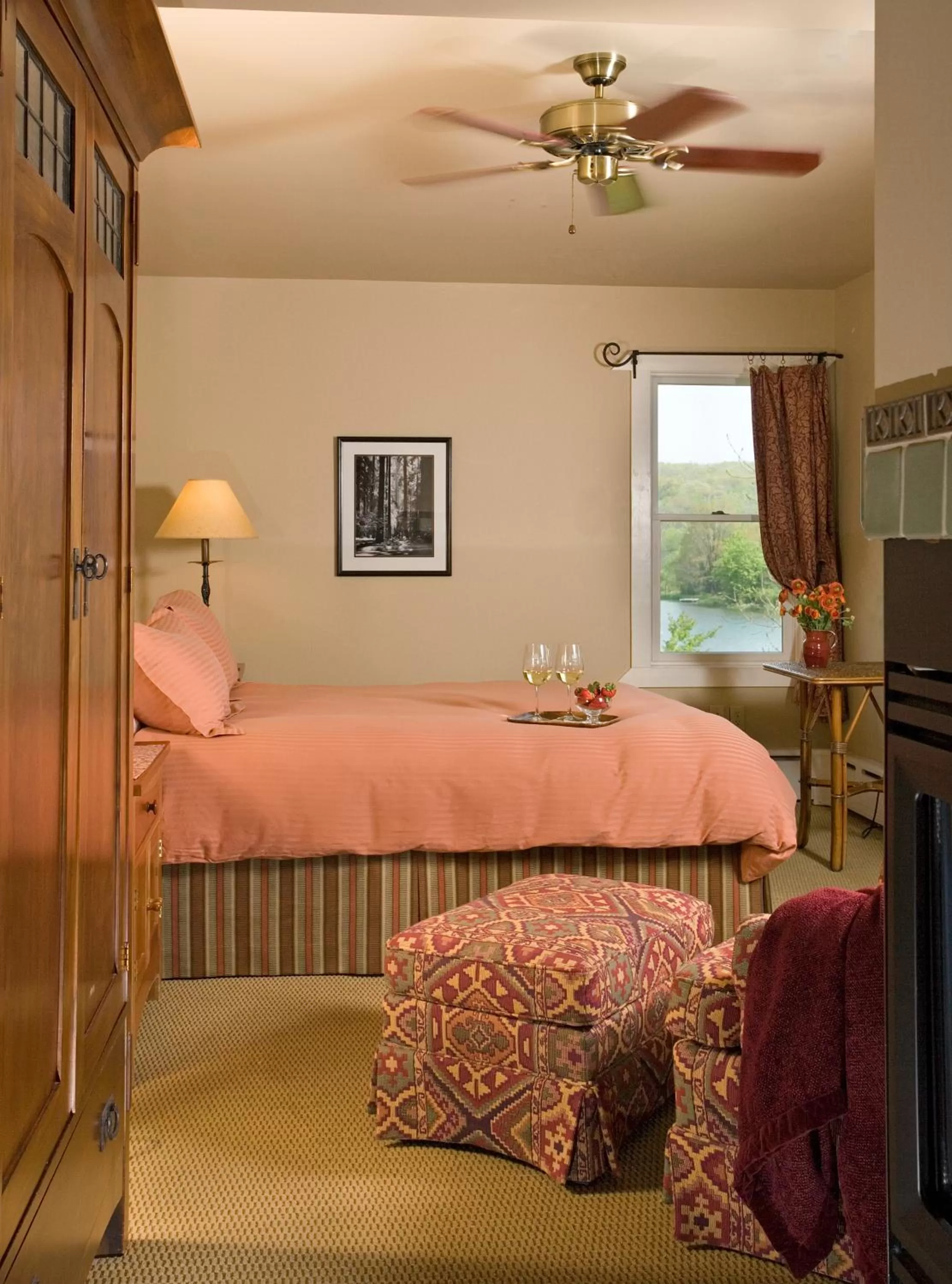 Bed in Lake Pointe Inn