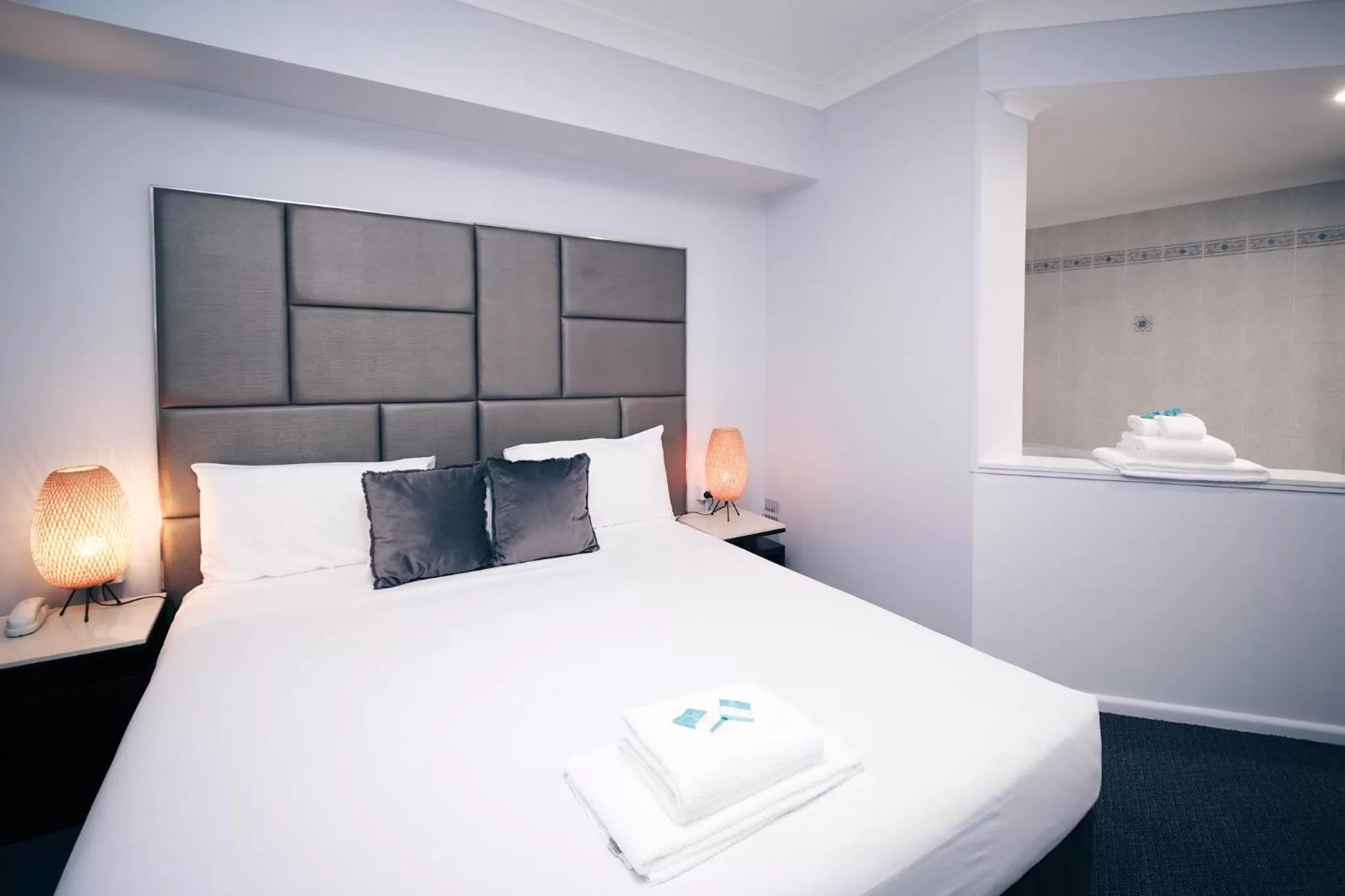 Bed in Island Palms Motor Inn