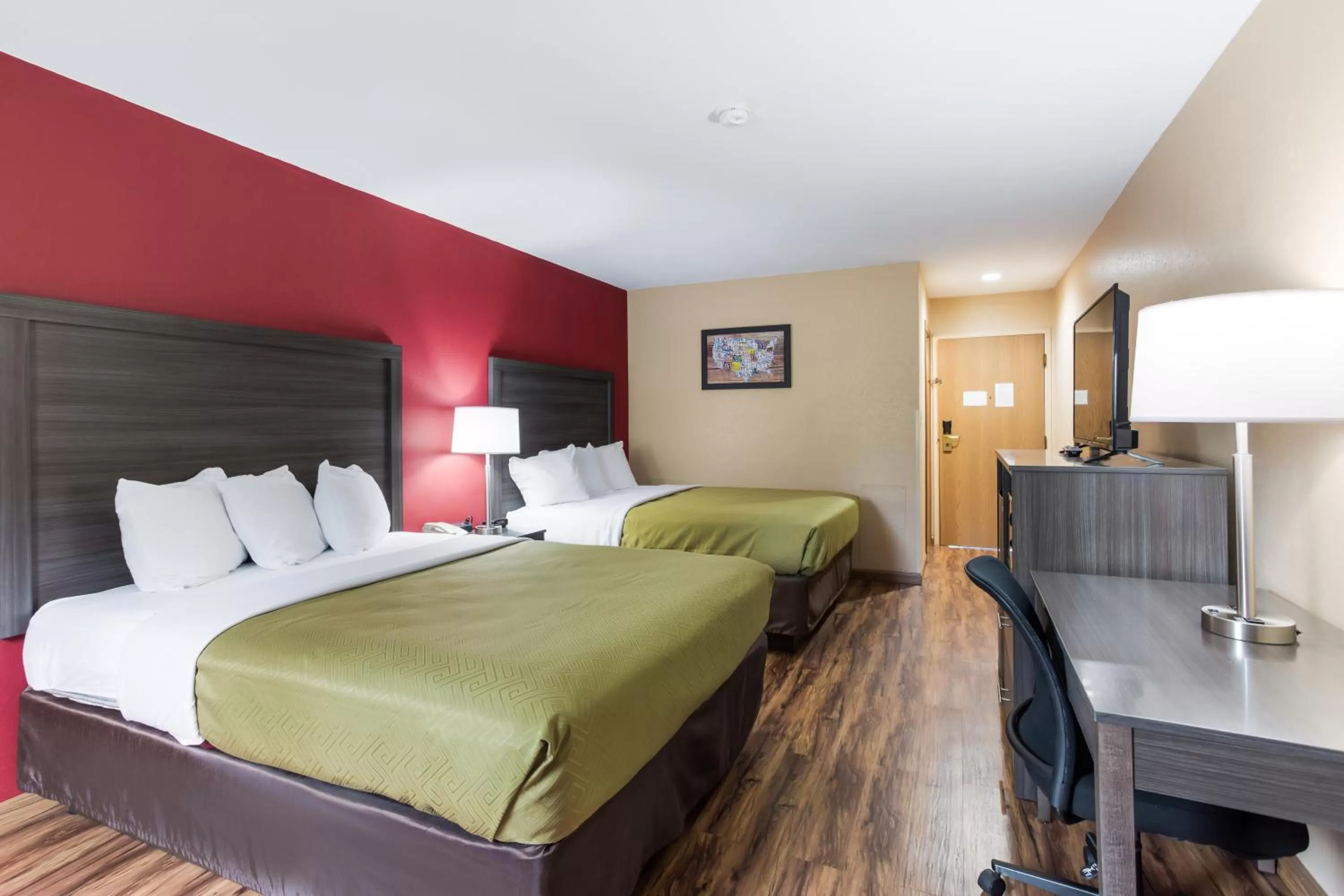 Bed in Econo Lodge Painted Post - Corning