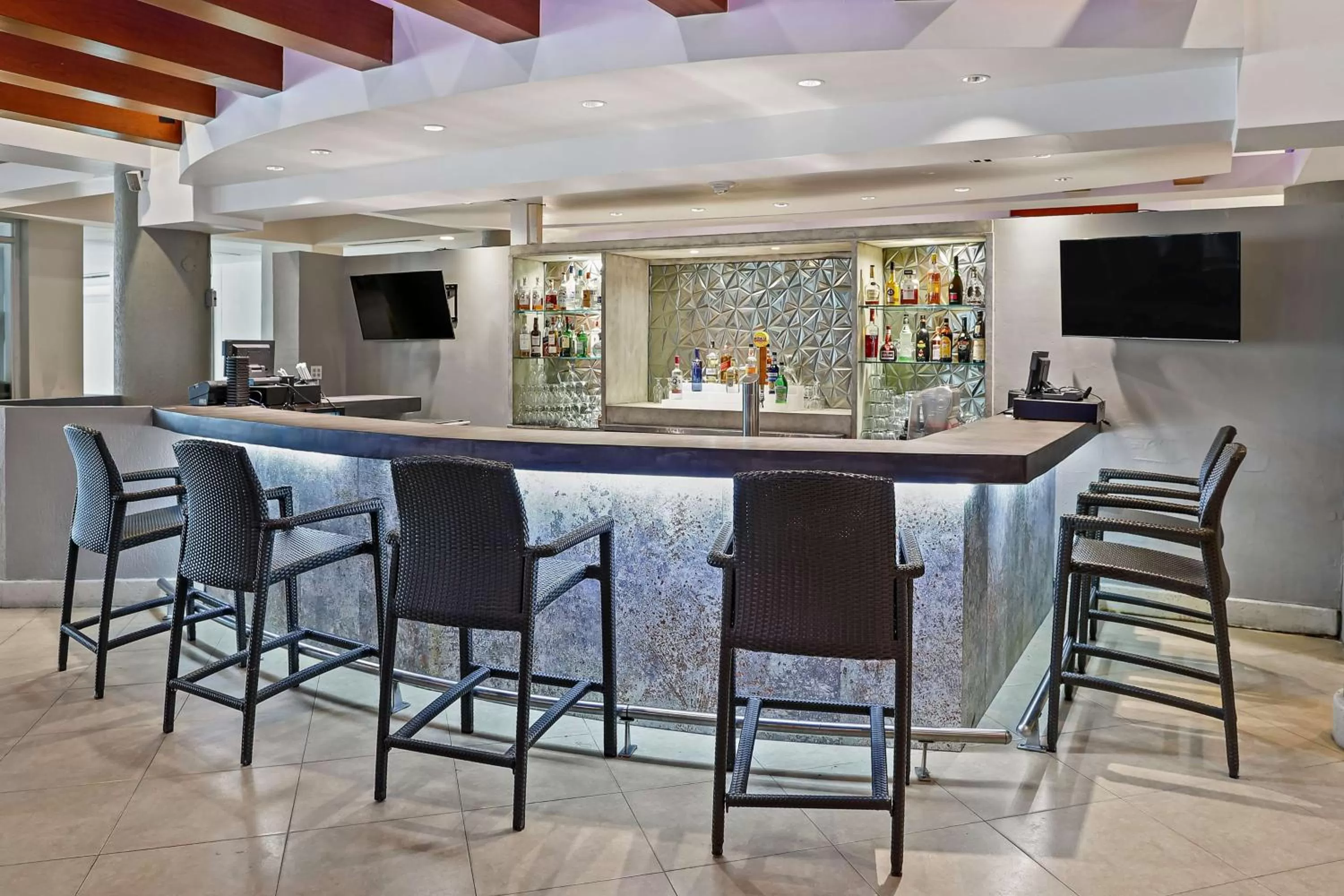 Lounge or bar in Embassy Suites by Hilton Dorado del Mar Beach Resort