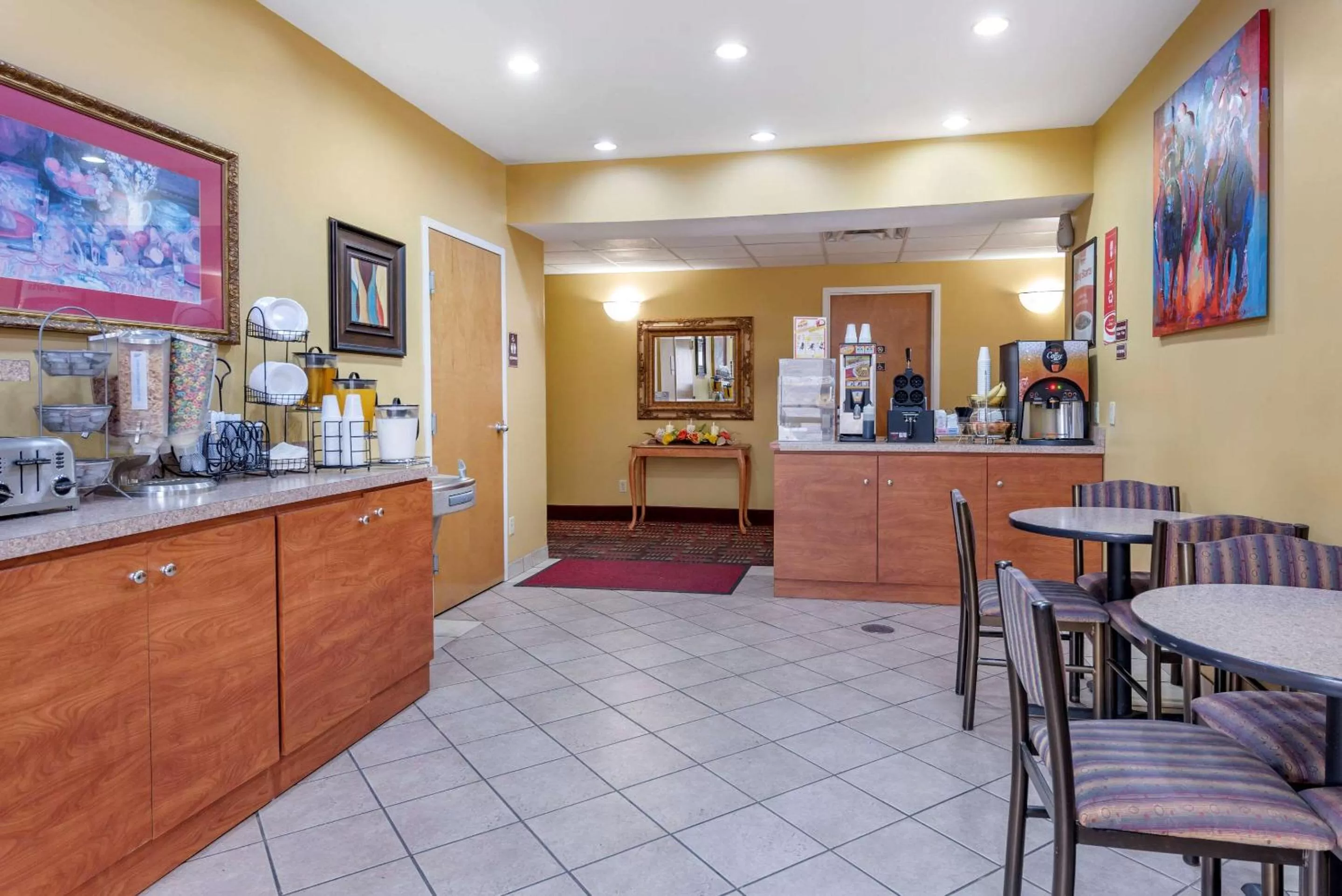 Restaurant/places to eat in Econo Lodge Louisville Airport