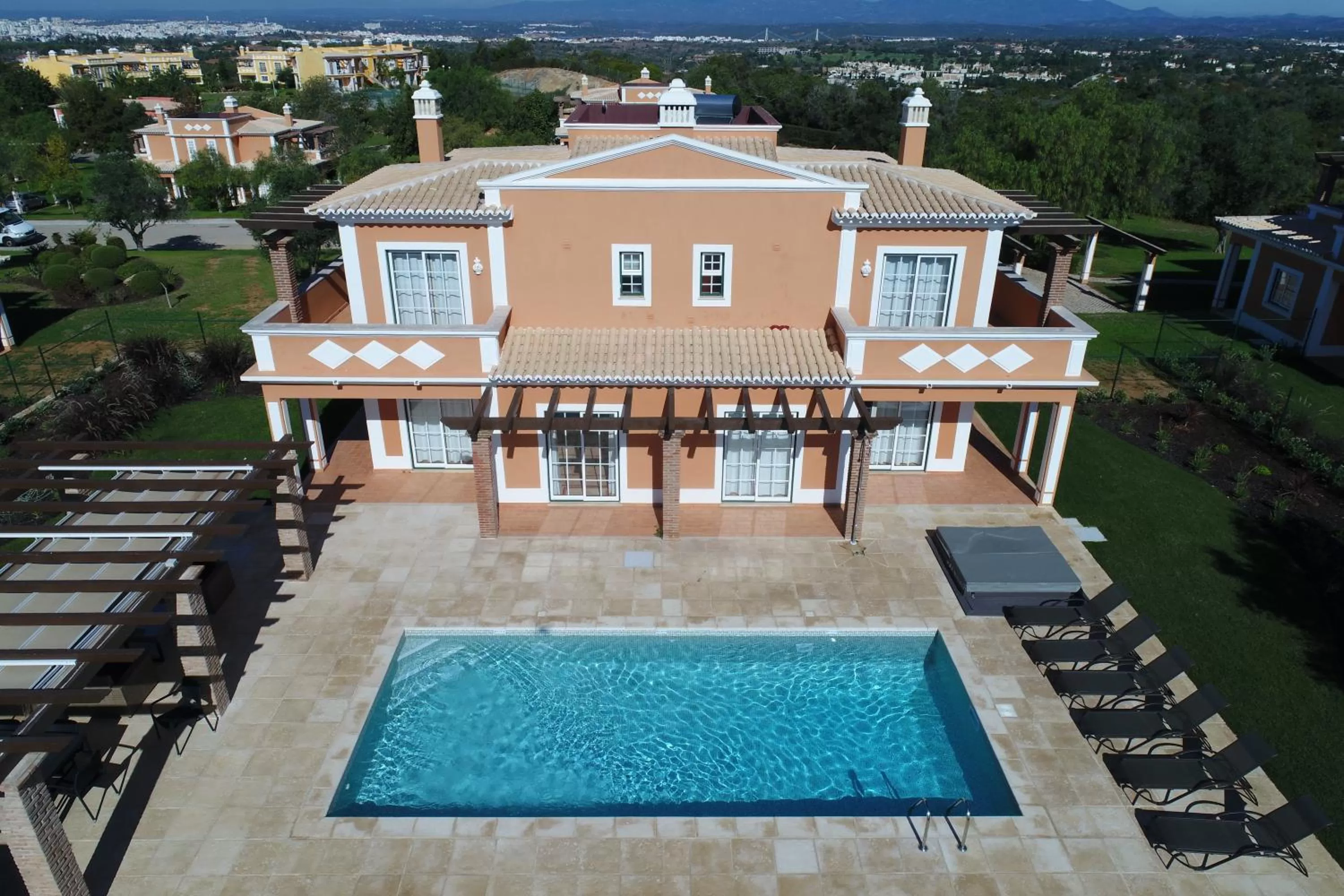 Bird's eye view in Colina da Lapa & Villas