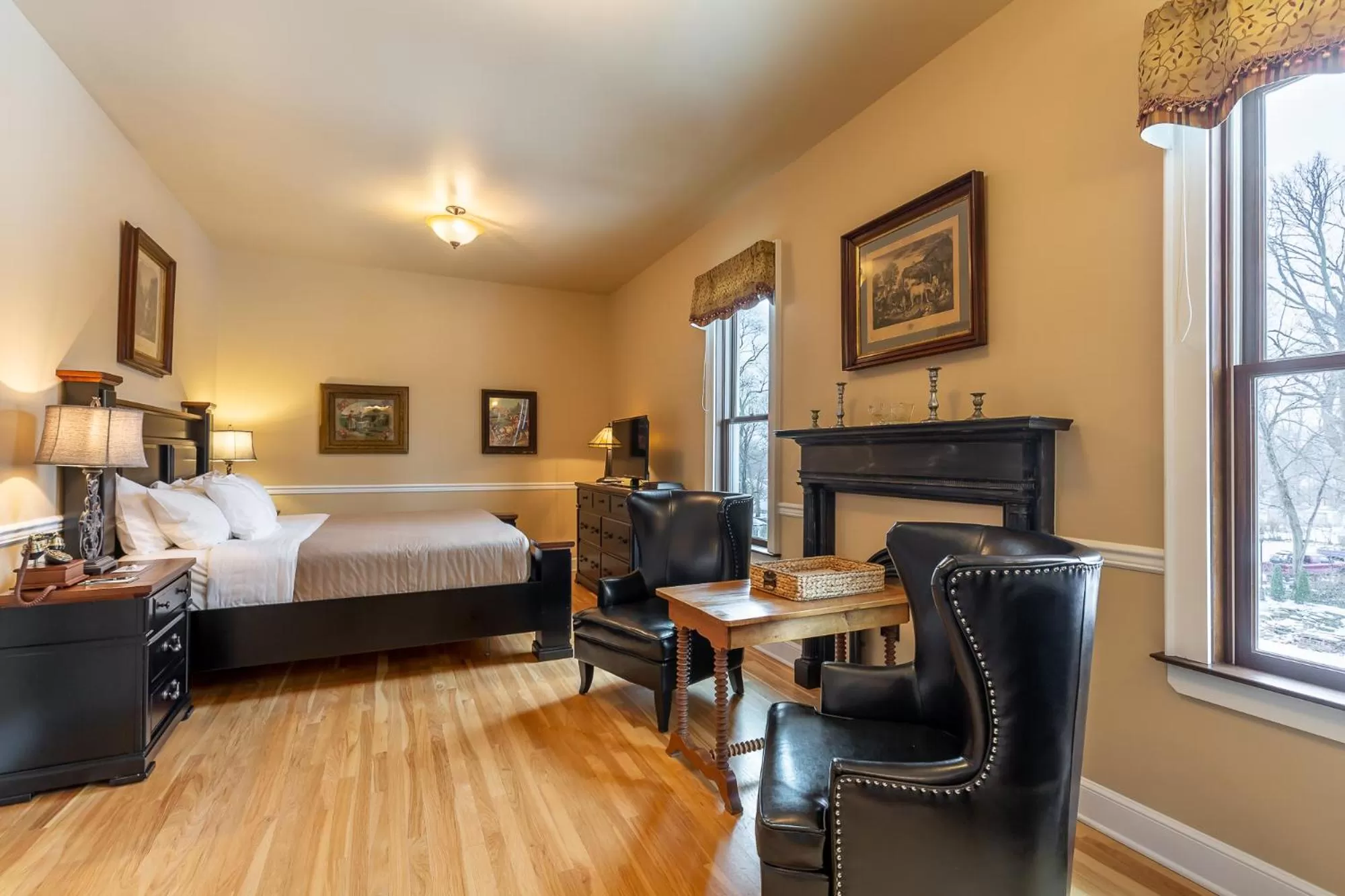 Photo of the whole room, Bed in Steele Mansion Inn & Gathering Hub
