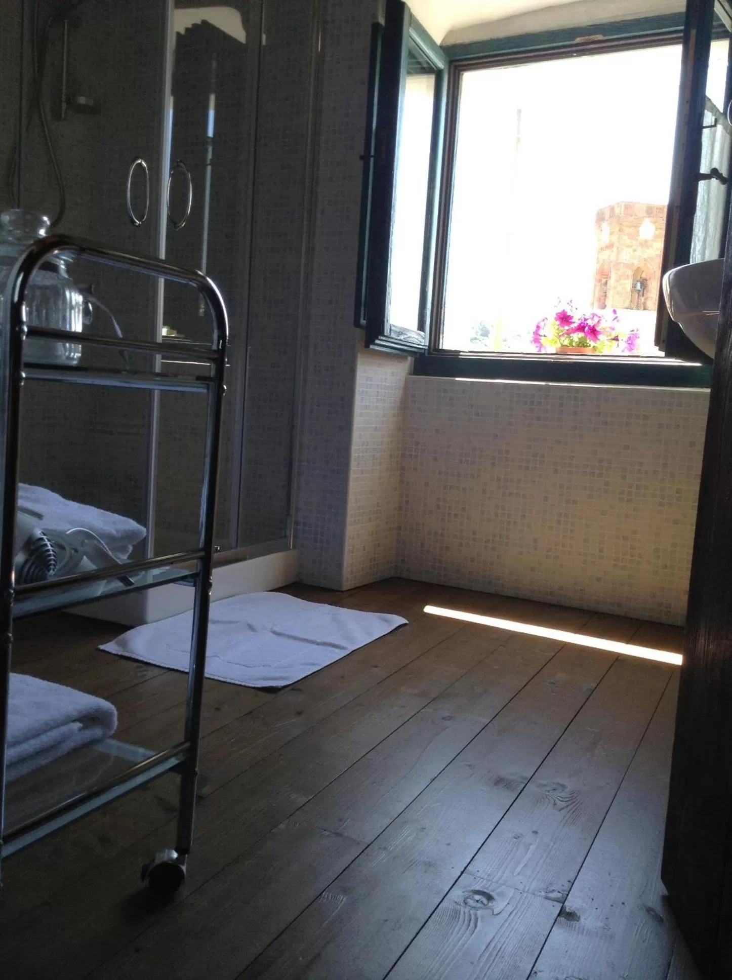 Shower, Bed in B&B Charme Sa Pardina