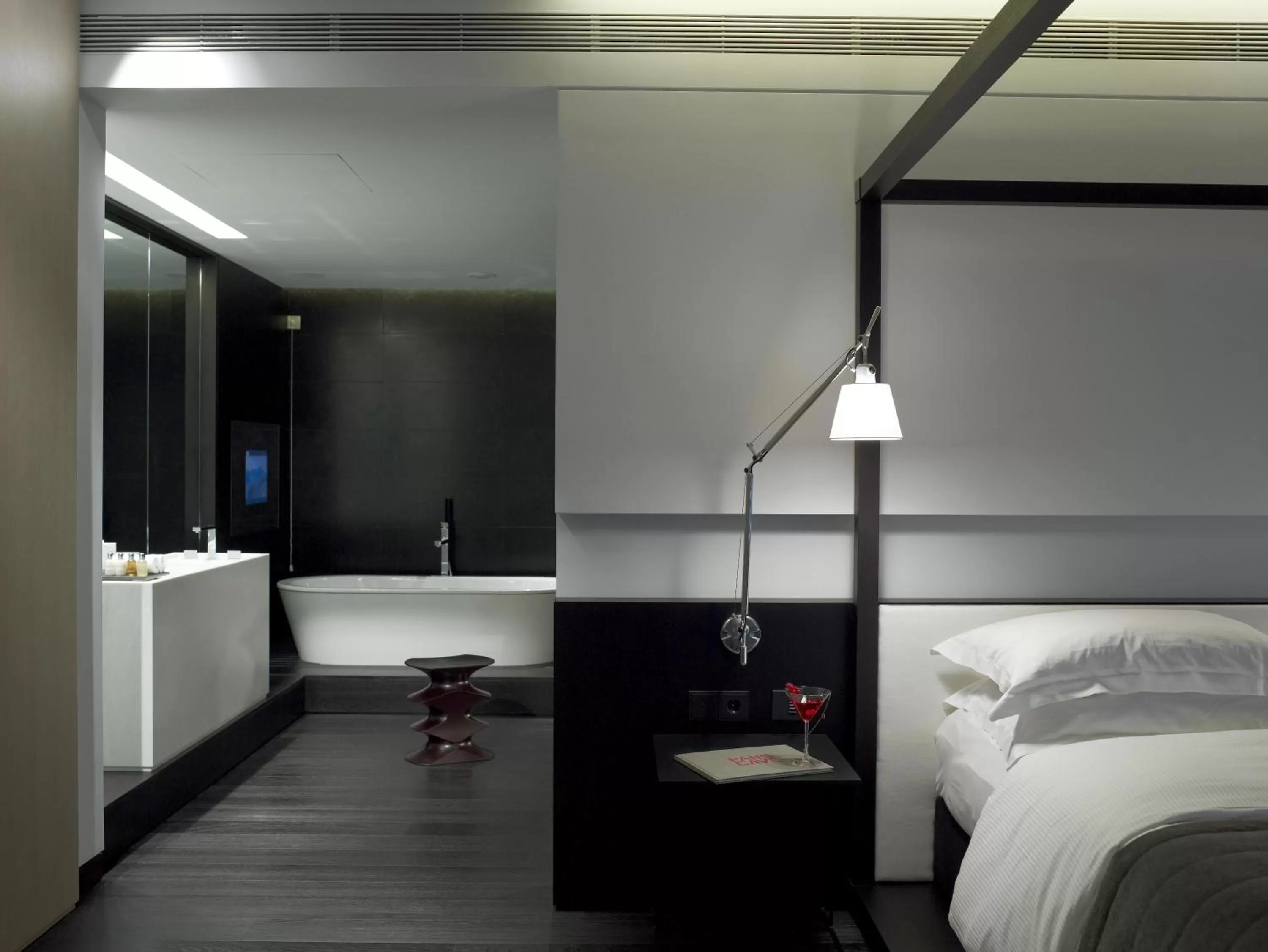 Bathroom, Bed in The Met Hotel Thessaloniki, a Member of Design Hotels