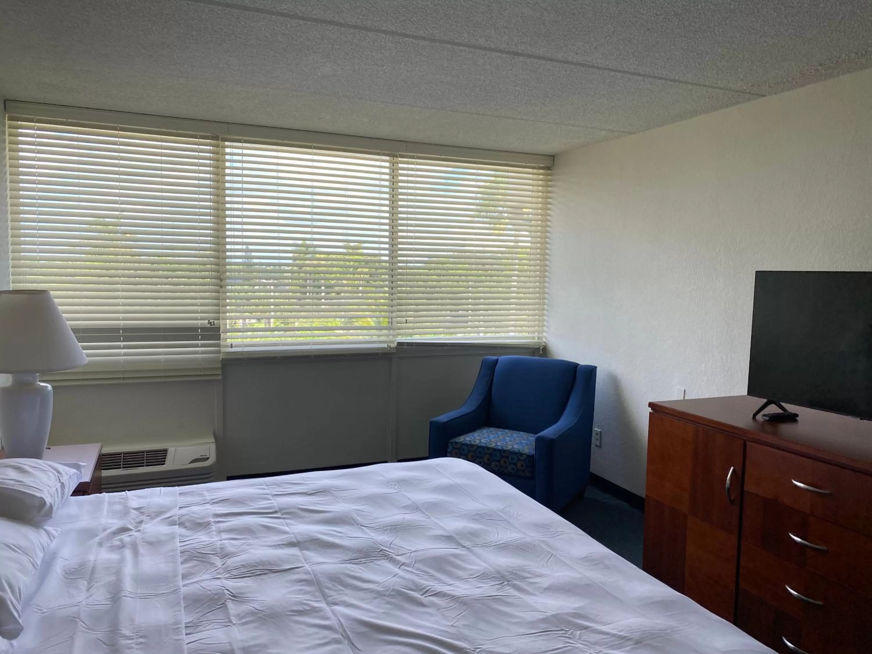 Bed in Miami Gardens Inn & Suites