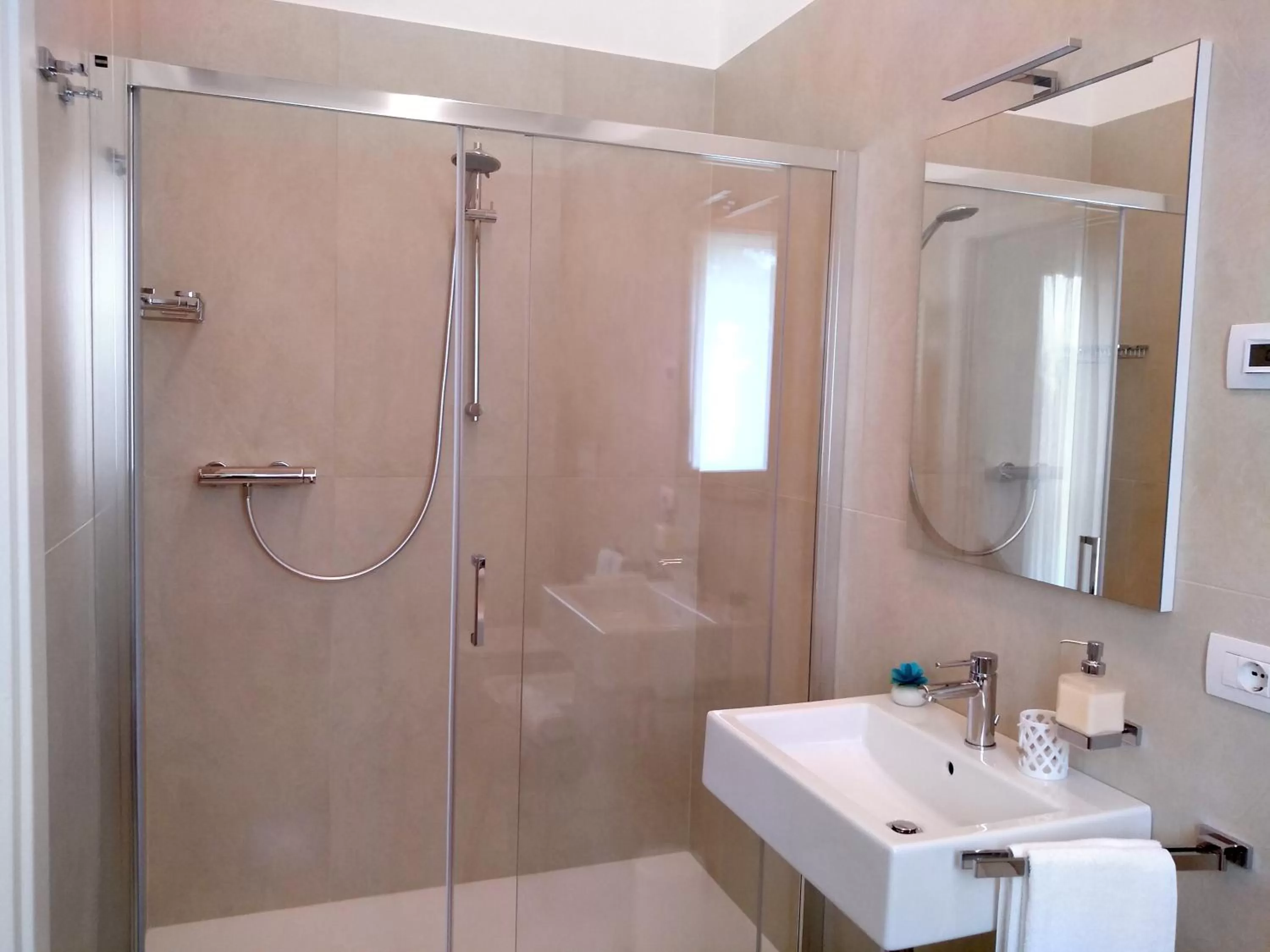 Shower, Bathroom in Le Mandragole B&B