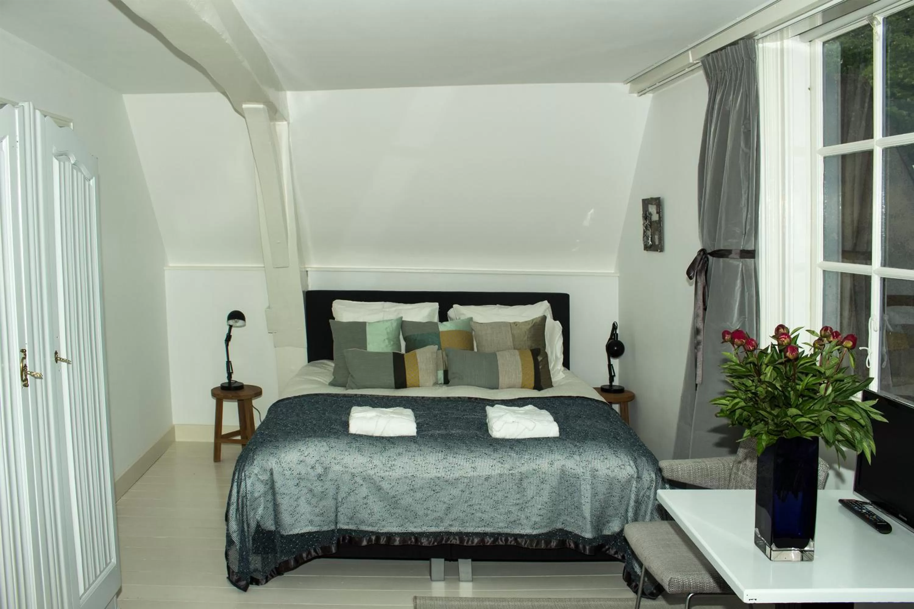 Property building, Bed in NR22 Leiden