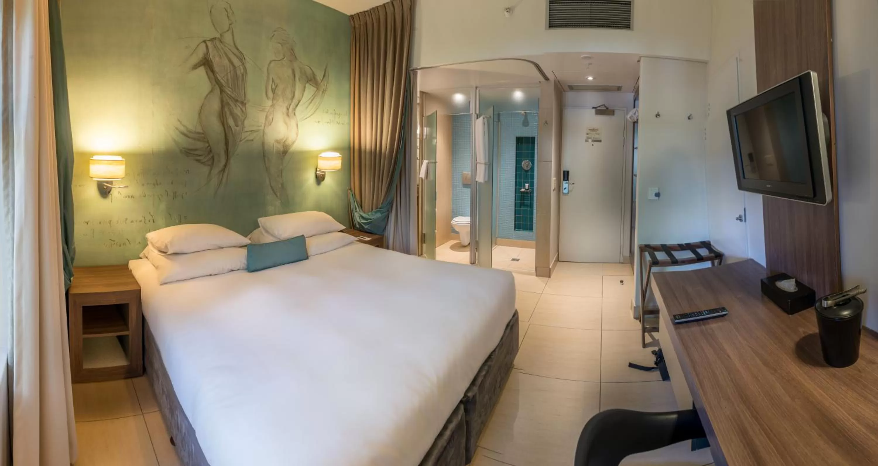 Photo of the whole room, Bed in Metcourt at Emperors Palace