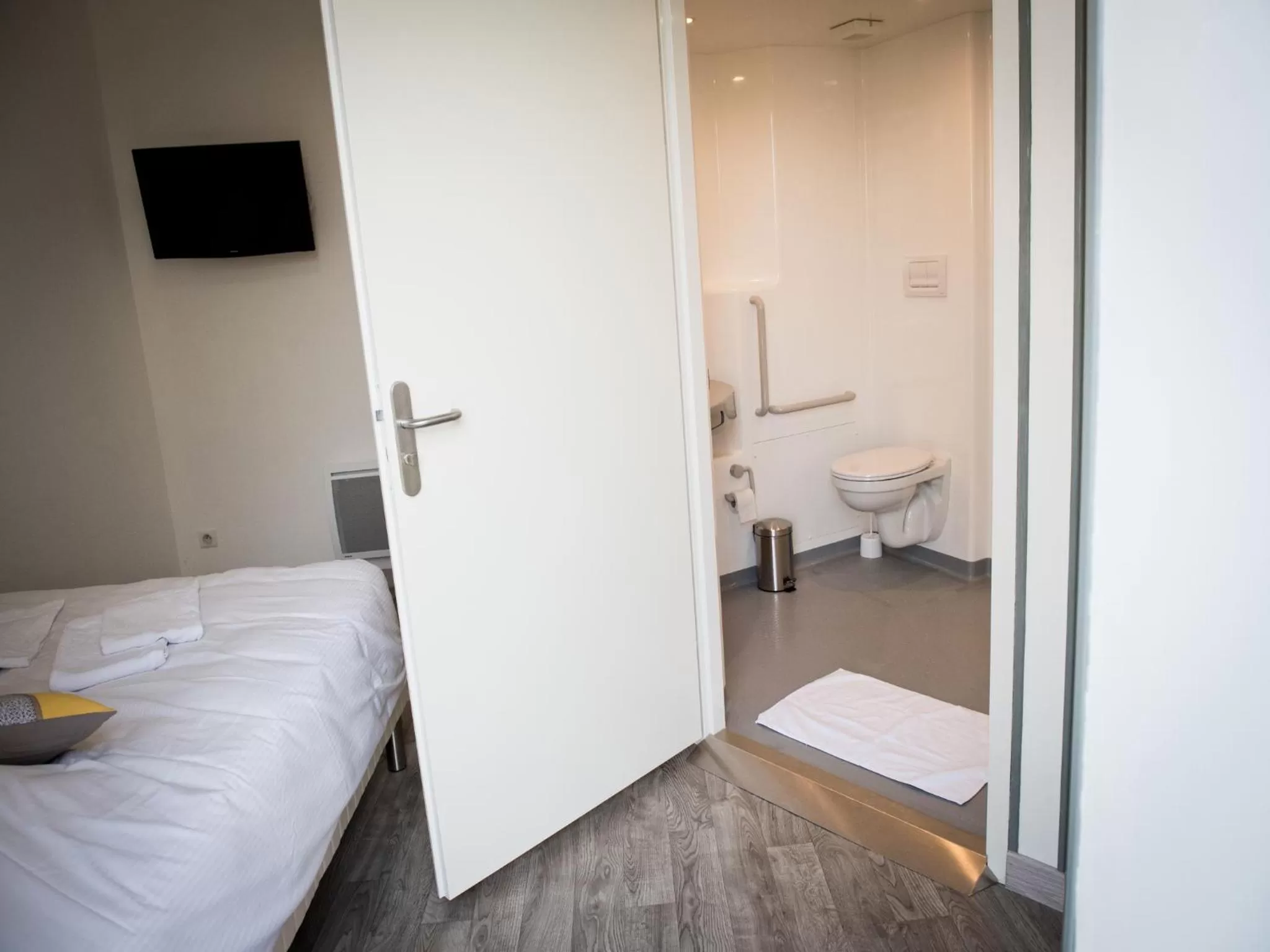 Toilet, Bed in Logis Hotel Restaurant Le Relais Fleuri