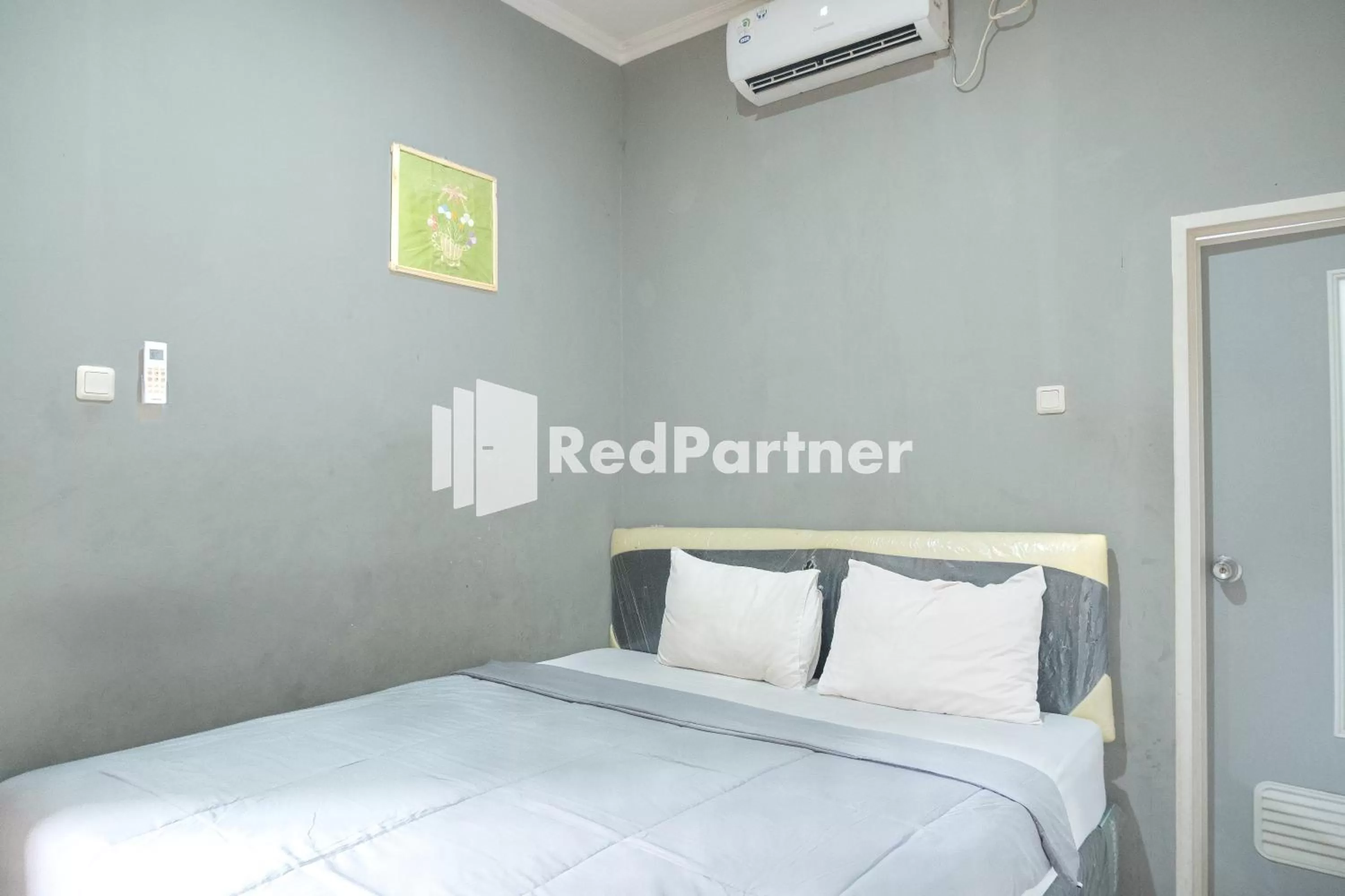 Bedroom, Bed in Crown Residence near Tugu Yogyakarta RedPartner