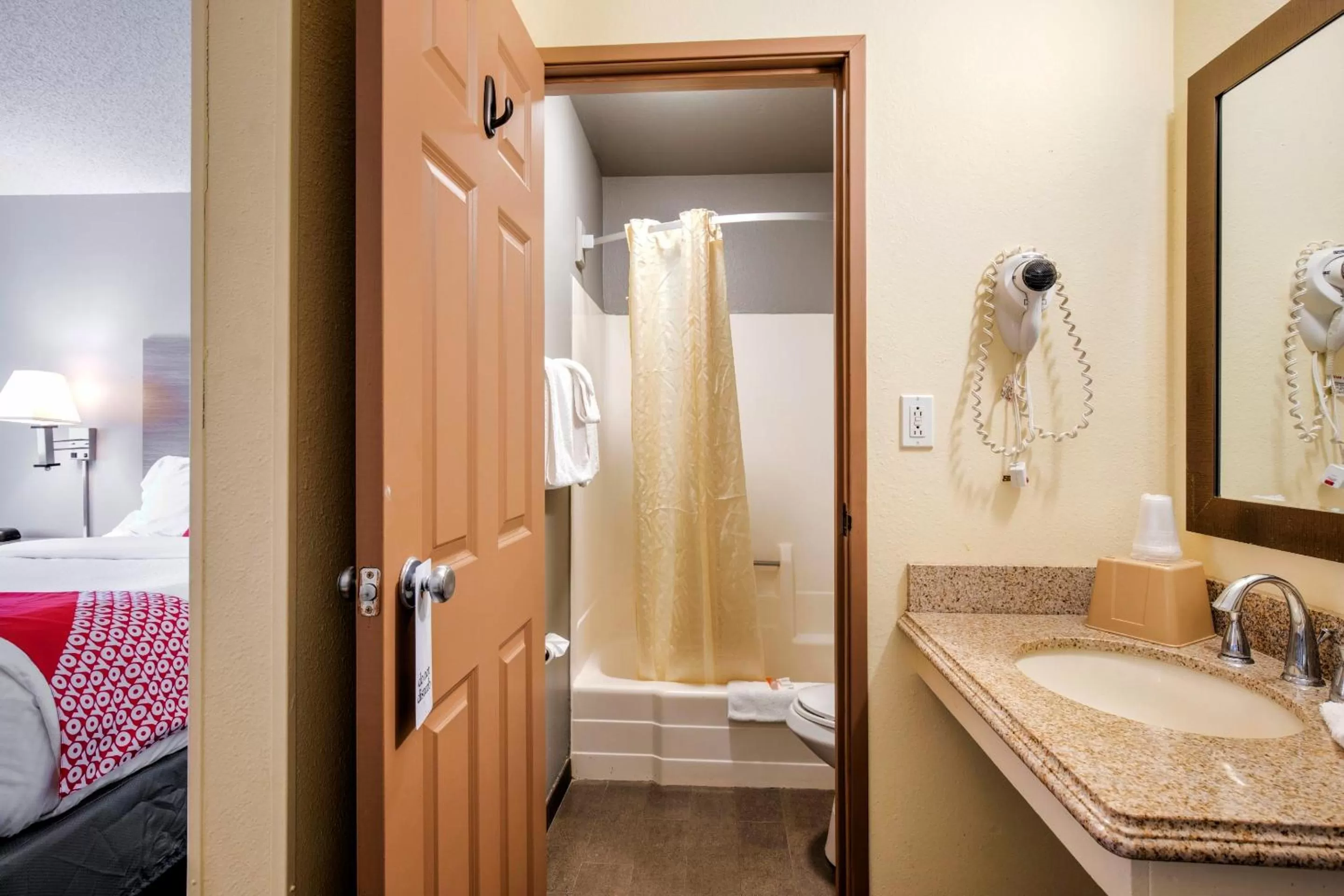 Queen Room - Disability Access in Rockview Hotel Castle Rock Downtown