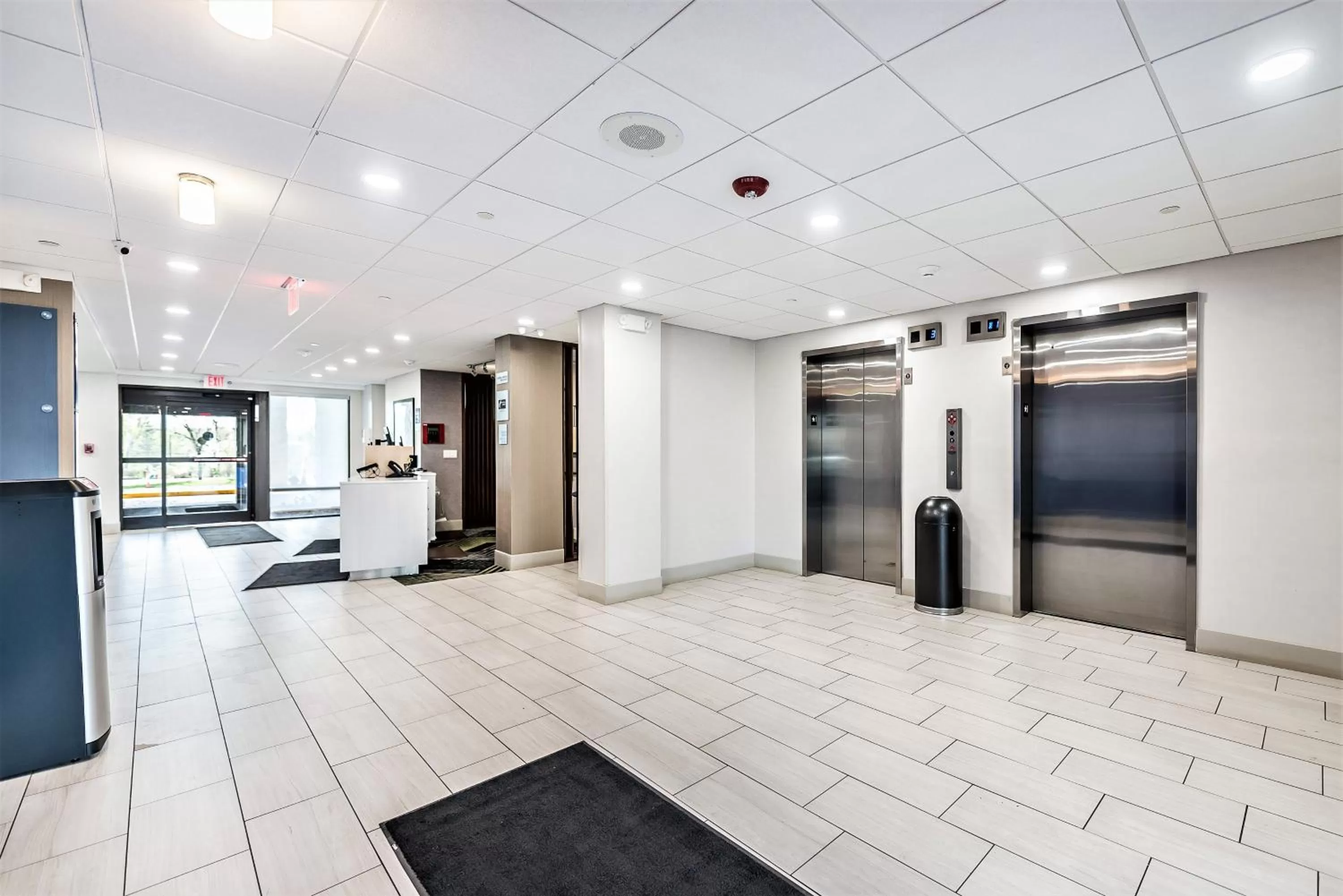 Lobby or reception in Holiday Inn Express Flint-Campus Area by IHG