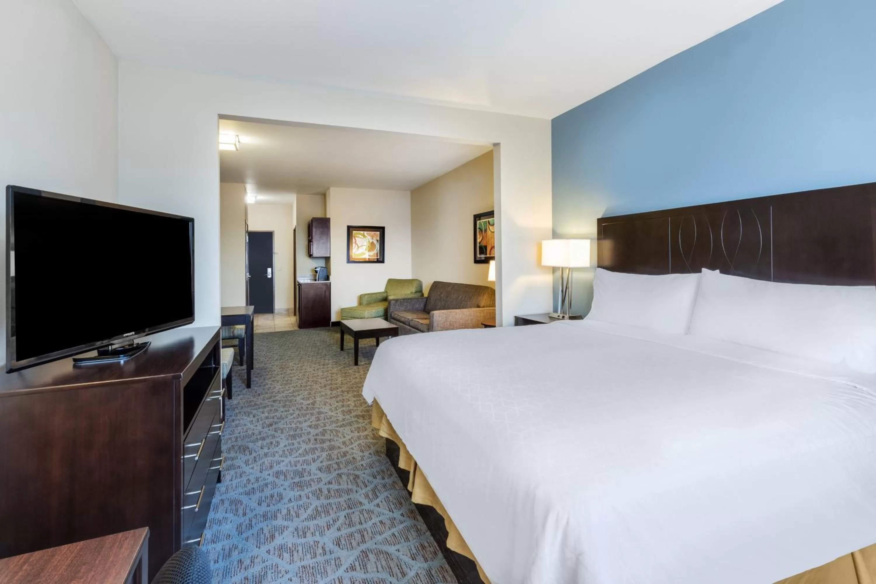 Photo of the whole room, Bed in Holiday Inn Express Hotel & Suites Floresville by IHG