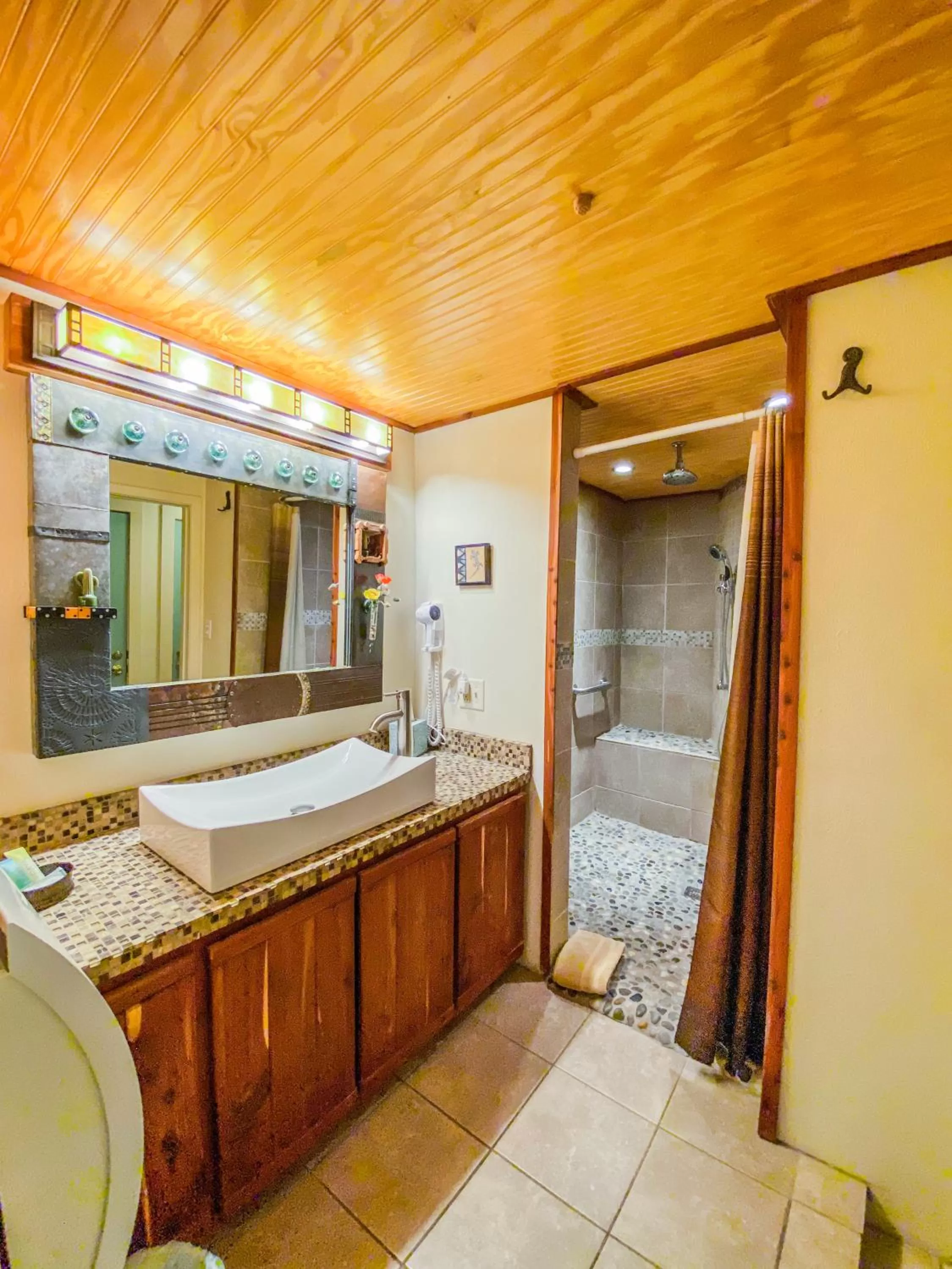 Shower in Inn at the Art Center