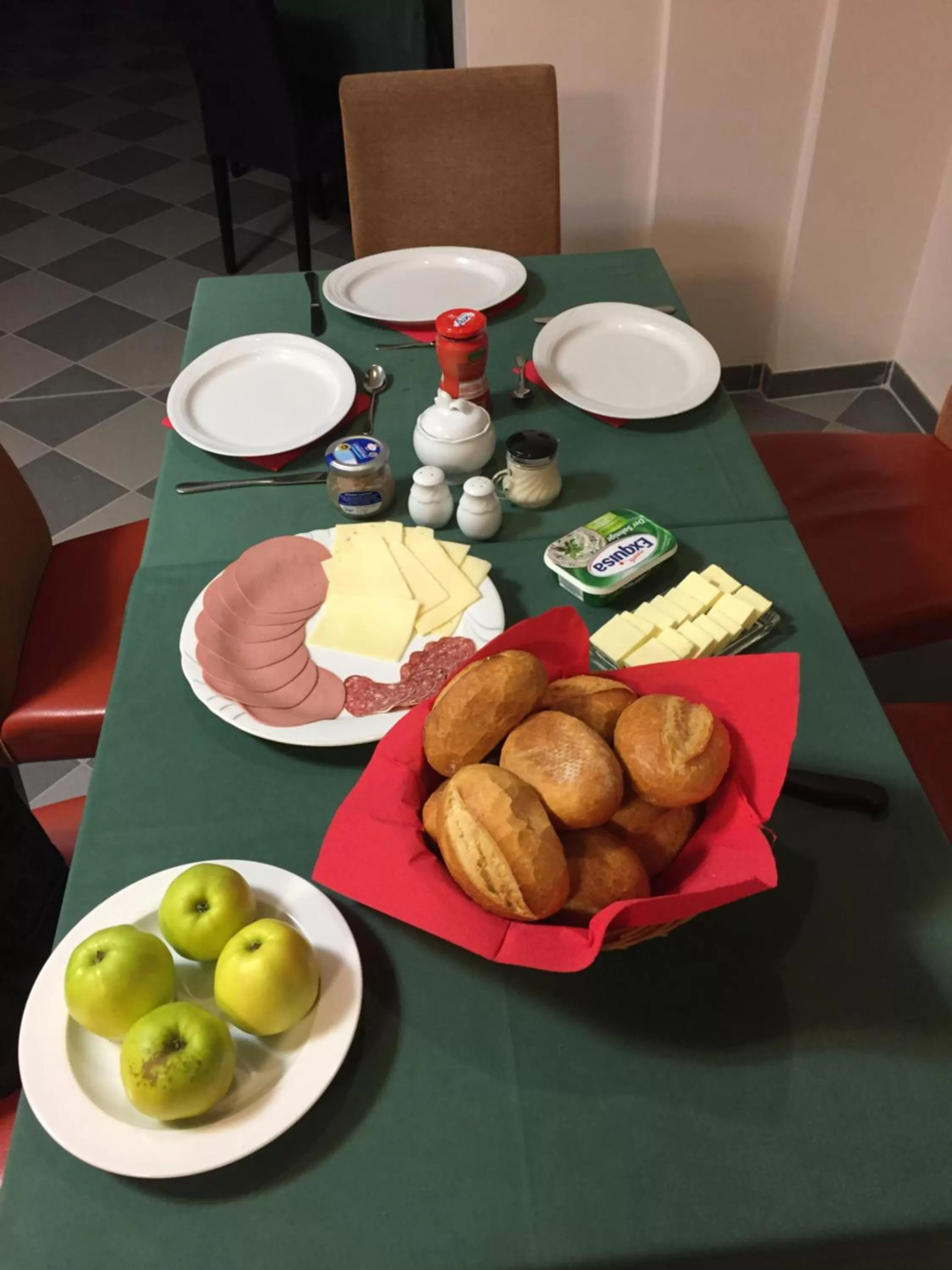 Breakfast in Motel Monteur