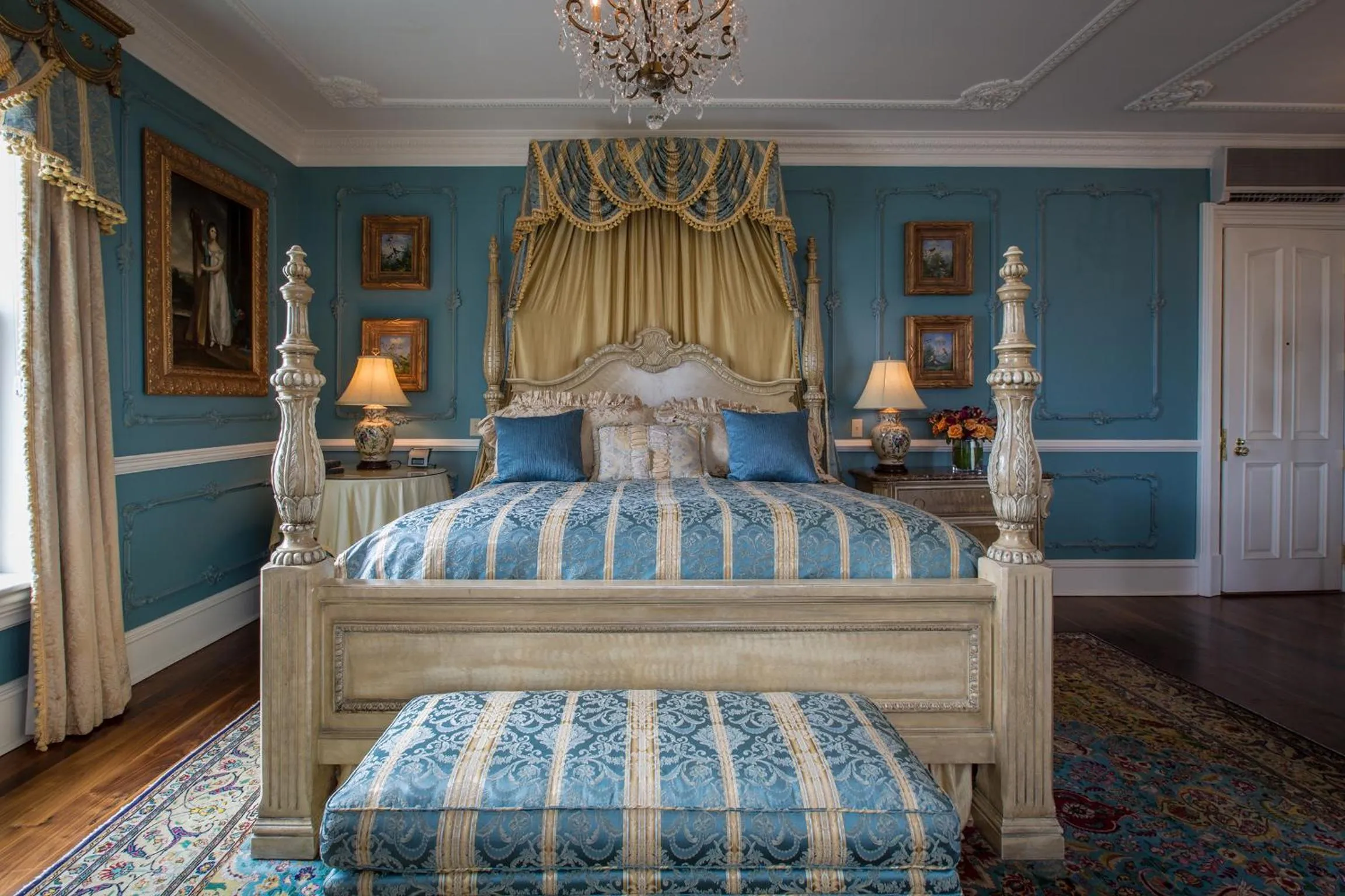 Bed in The Chanler at Cliff Walk