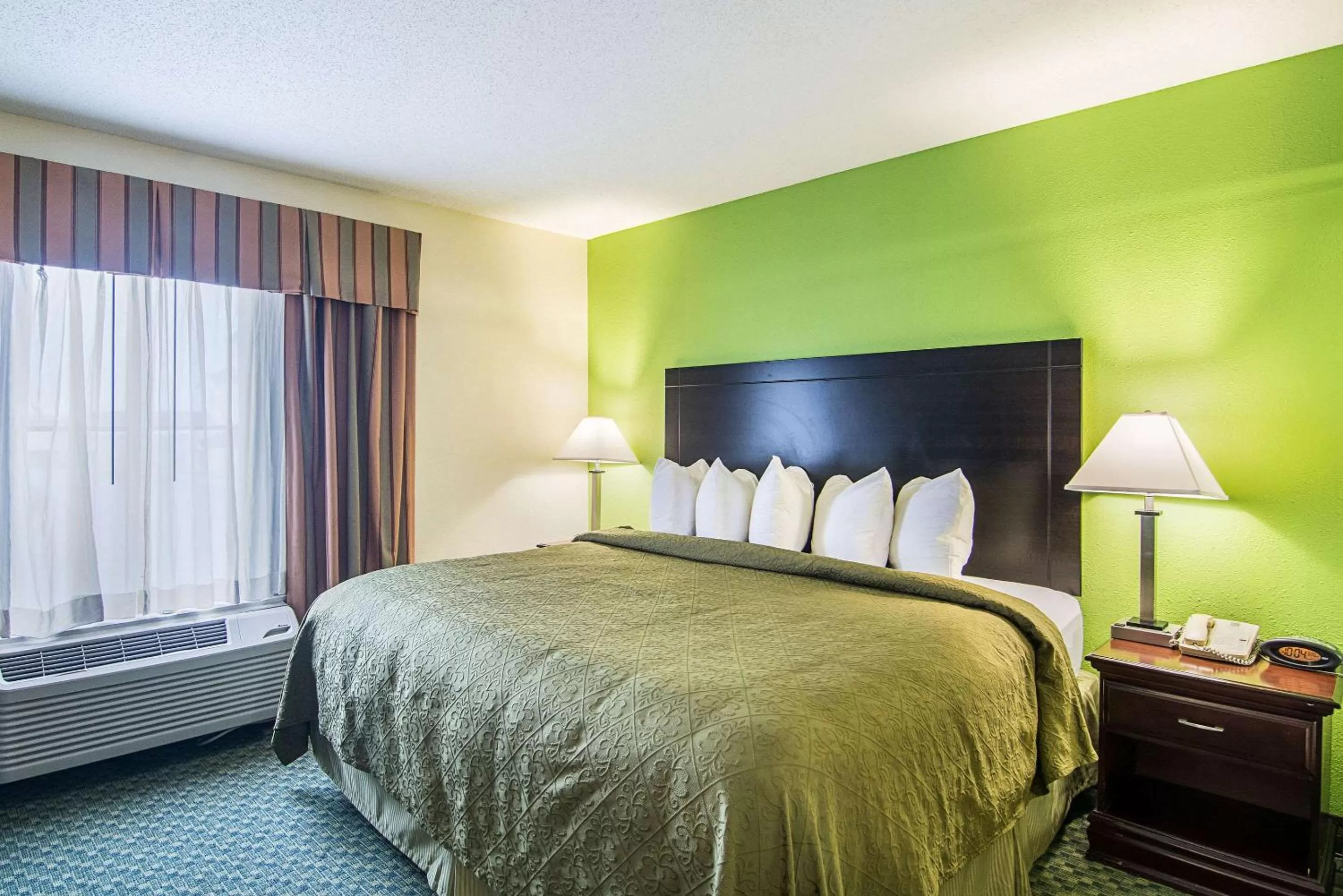 Photo of the whole room, Bed in Quality Inn & Suites Harvey - Chicago Southland
