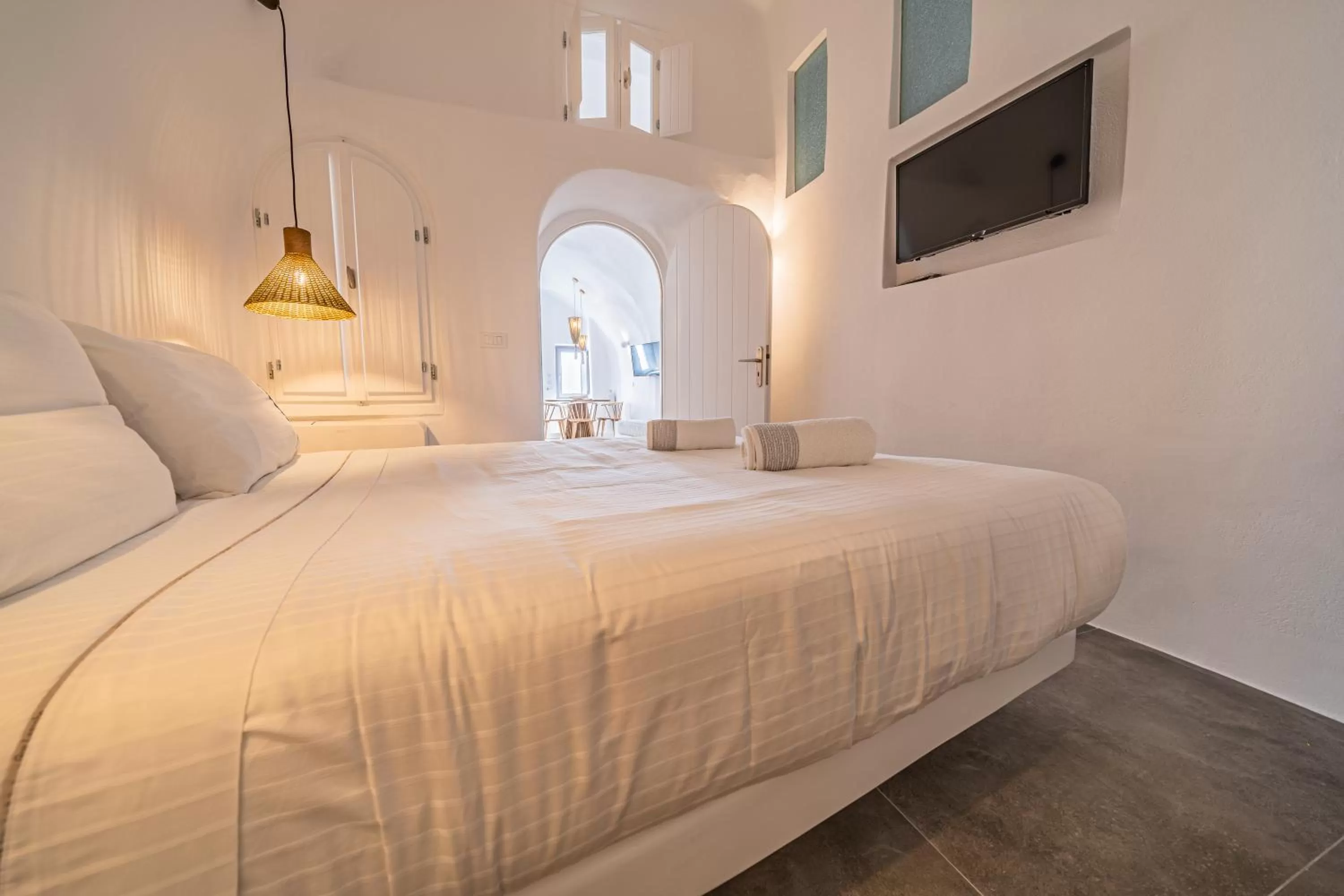 Bed in Eternity Suites Santorini