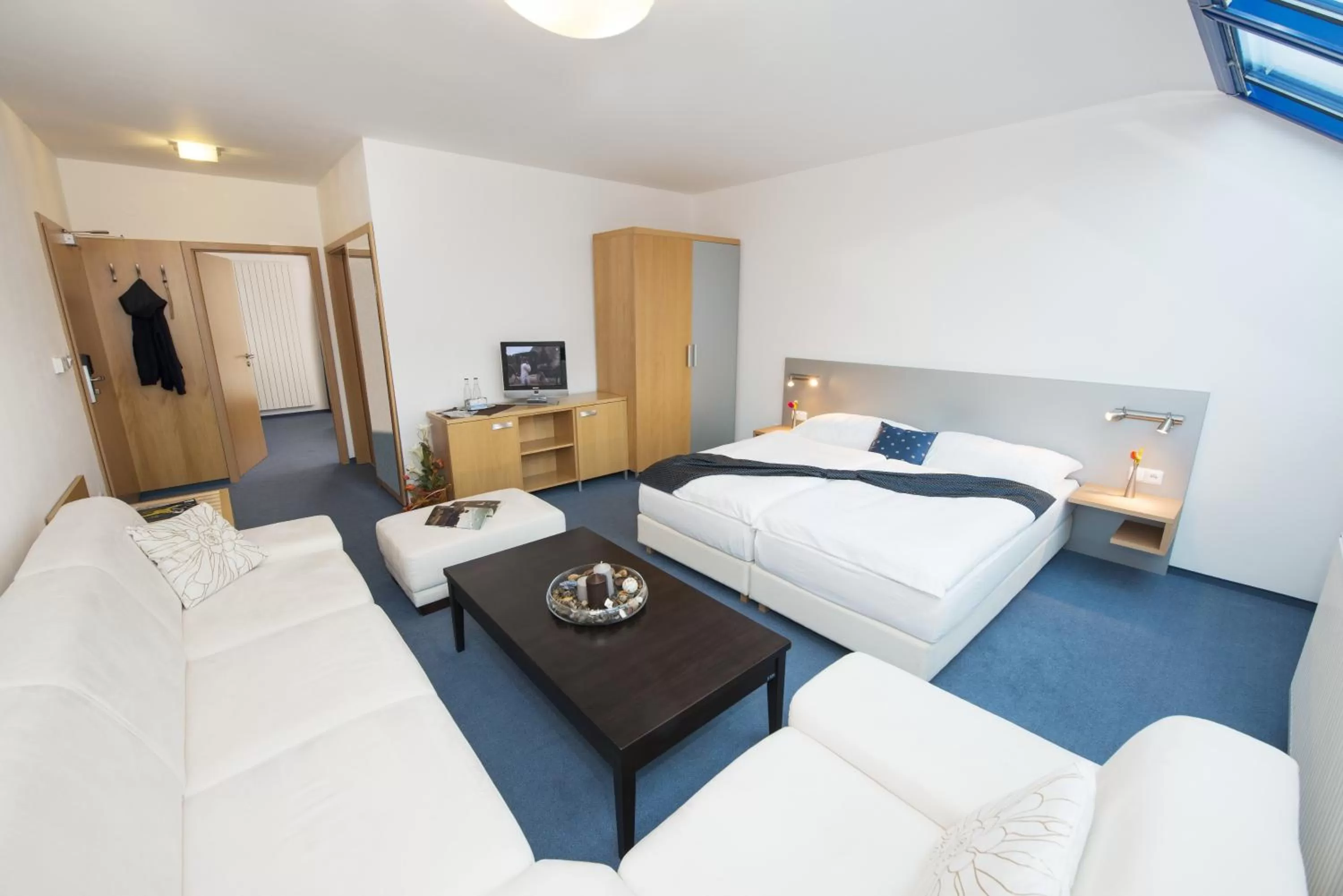 TV and multimedia, Bed in Felicity Garni Hotel