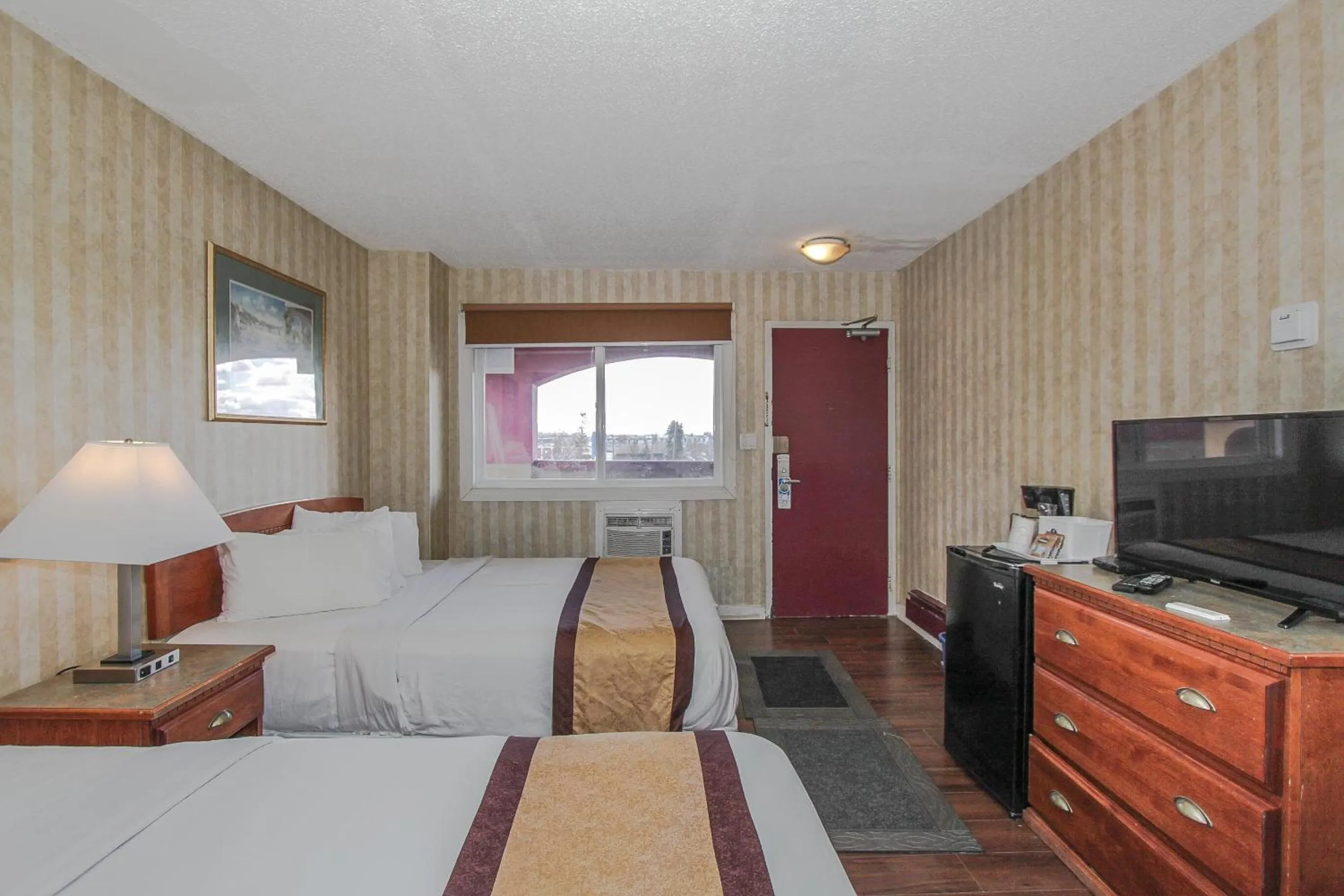 Bed in Canadas Best Value Inn Chinook Station