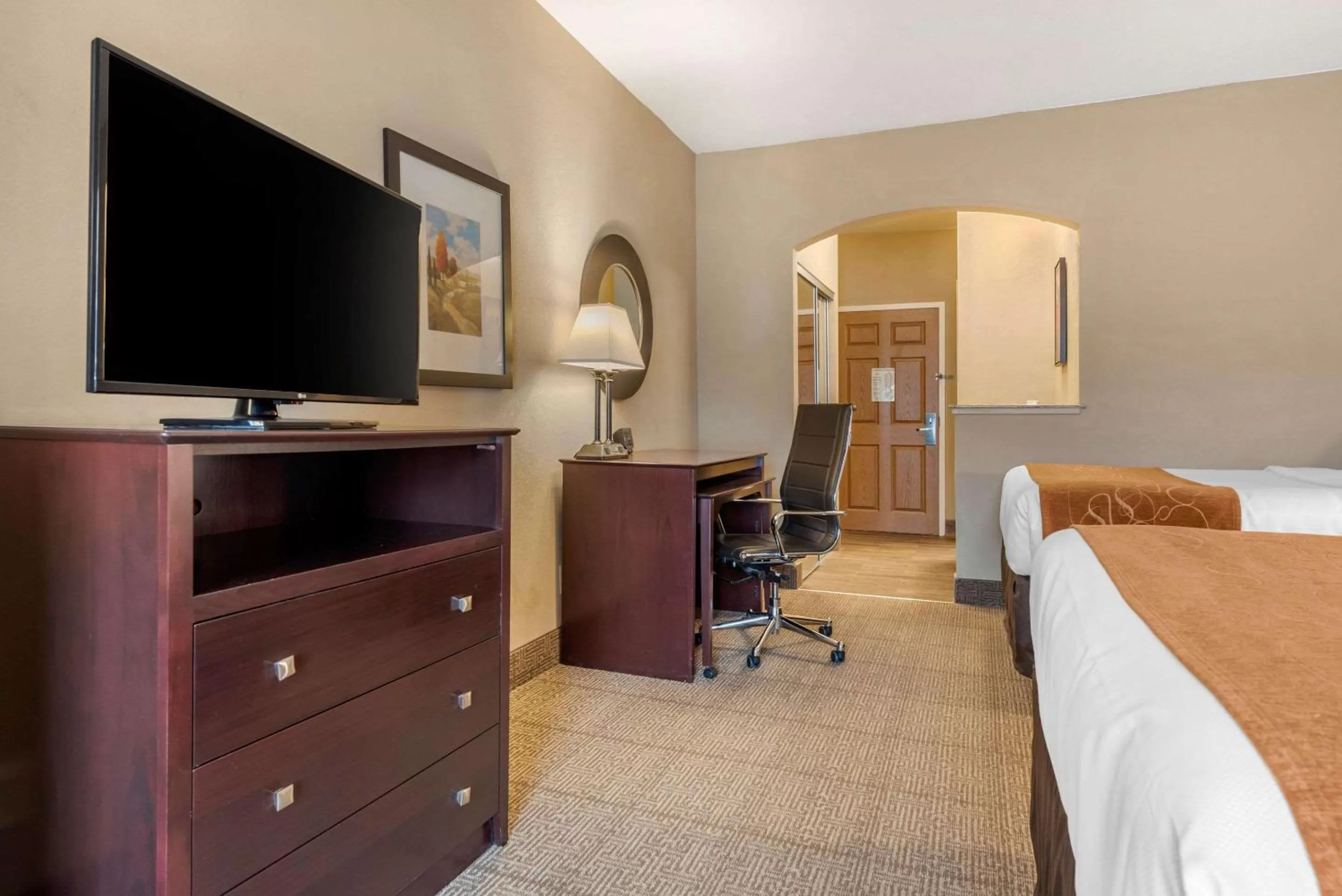 TV and multimedia, Bed in Comfort Suites near Route 66