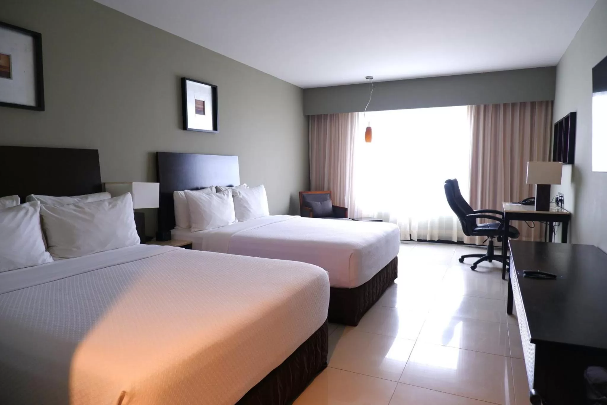 Photo of the whole room, Bed in Crowne Plaza Villahermosa by IHG
