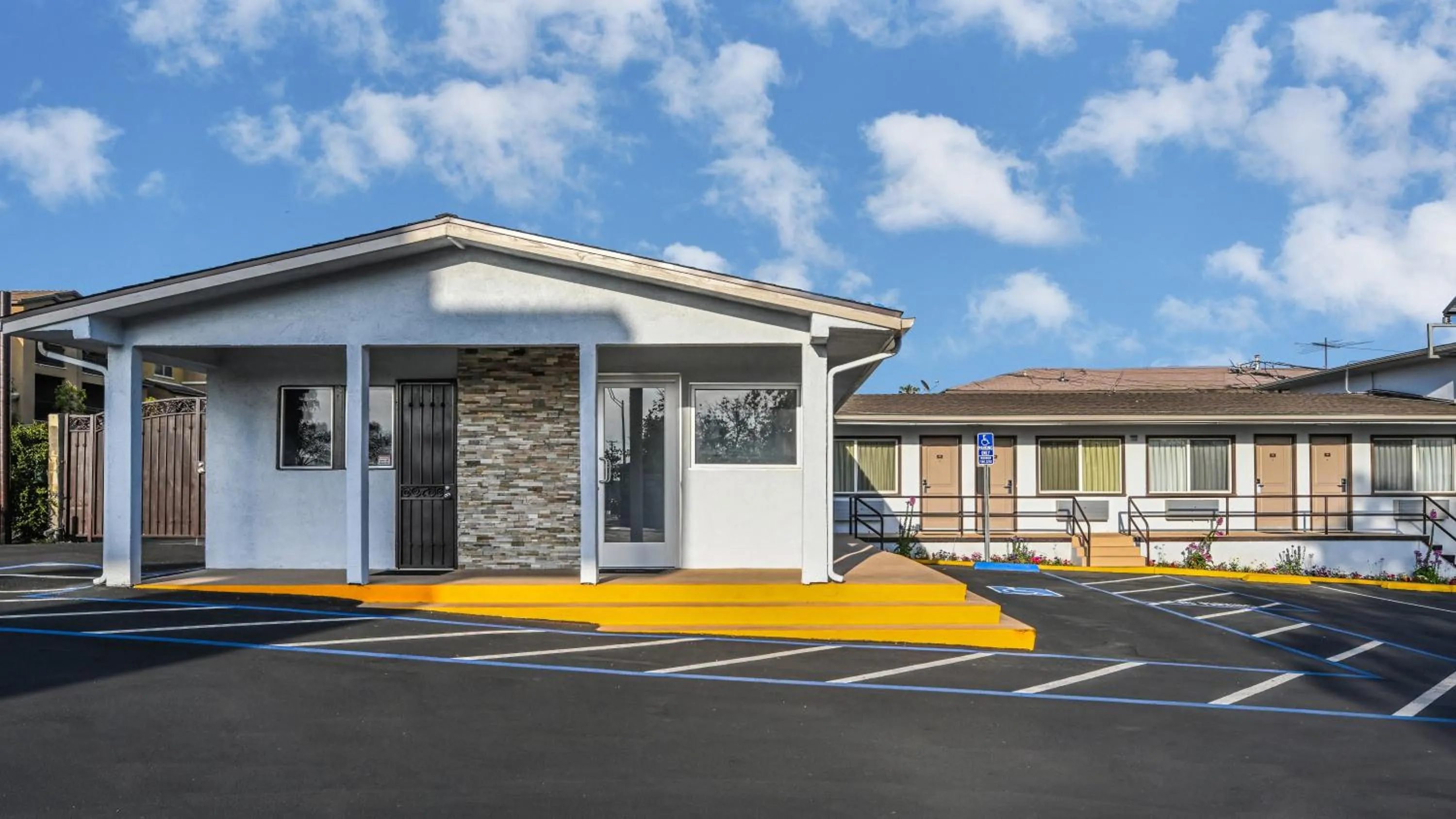 Property building in Sea Rock Inn - Long Beach