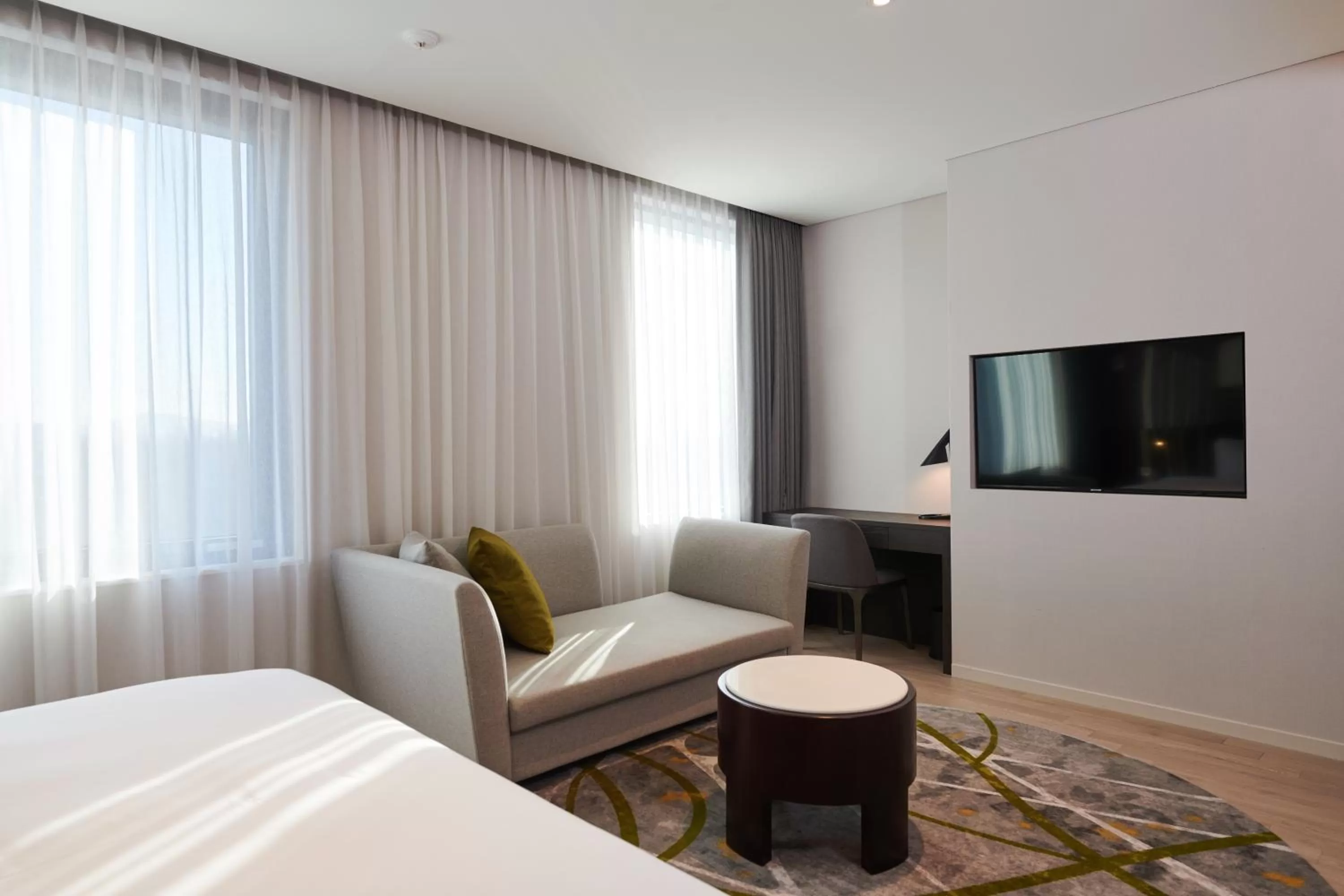 Living room, Bed in Nine Tree by Parnas Seoul Pangyo