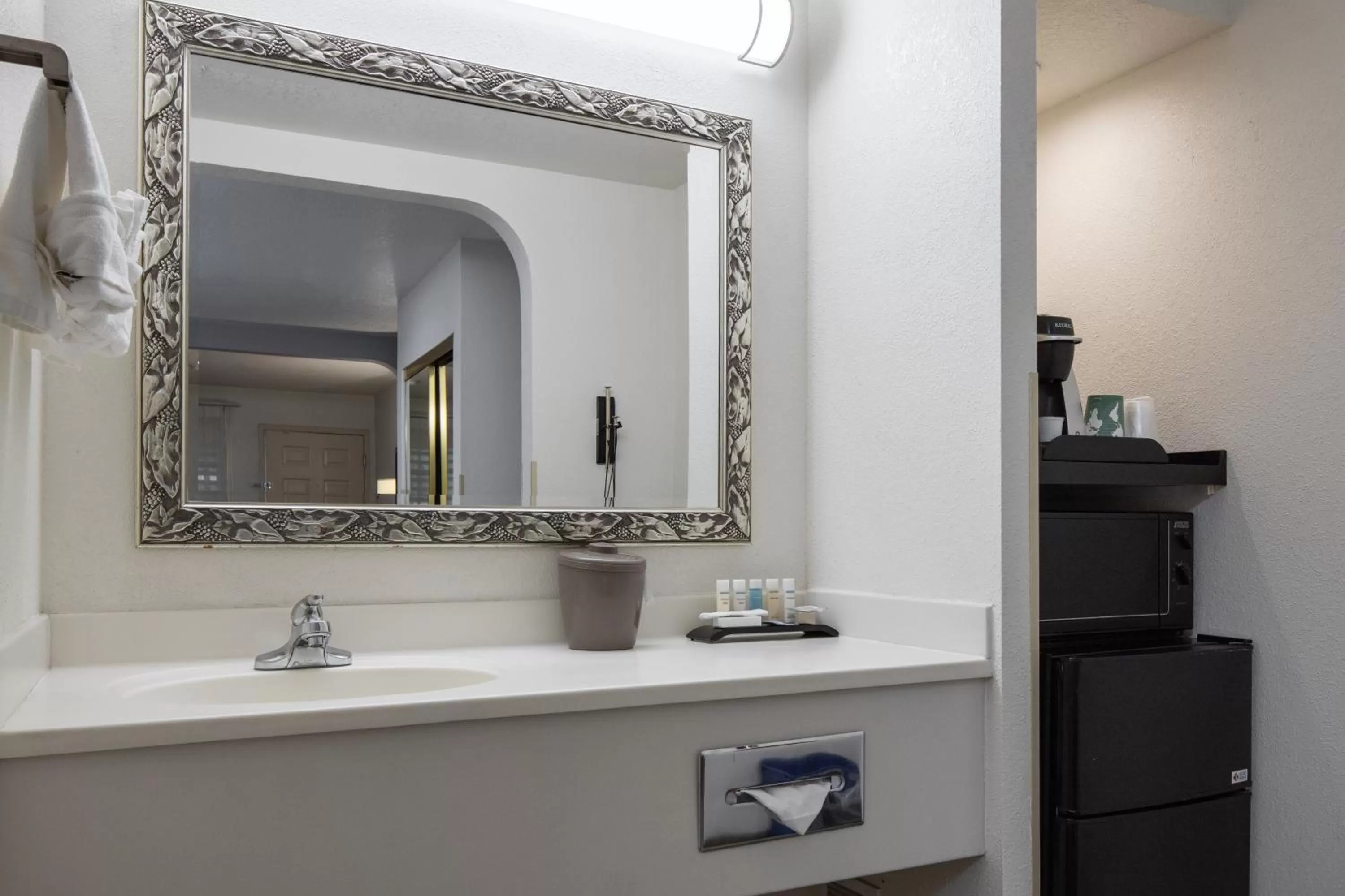 Bathroom in Atherton Park Inn and Suites